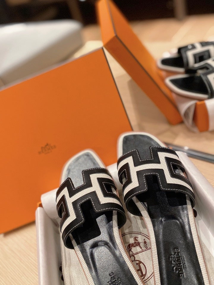HERMES 0RAN SANDALS IN BLACK CALFSKIN AND WHITE CANVAS
