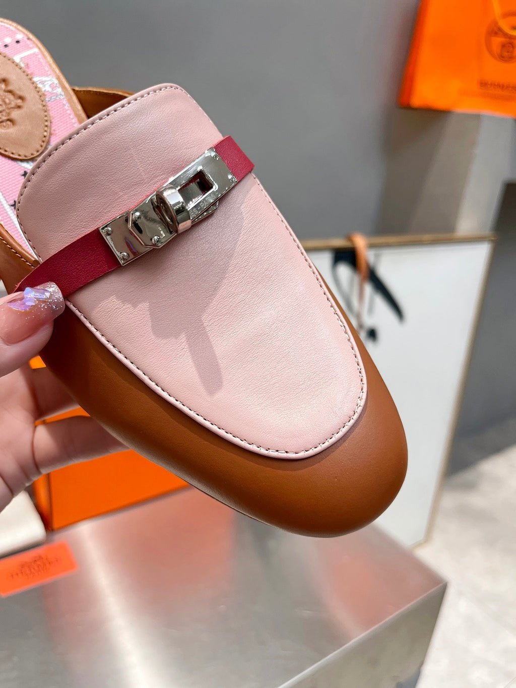 HERMES 0Z MULE CARAMEL AND PASTEL PINK CALFSKIN WITH PATTERN