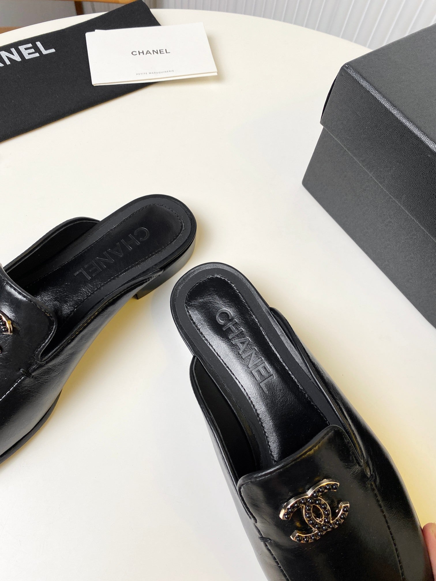 CHANEL FLAT MULE IN BLACK LAMBSKIN 983818