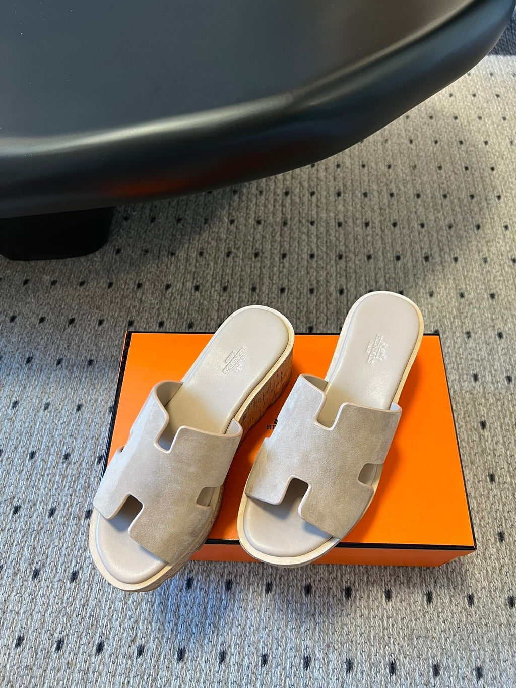 HERMES EZE SANDAL PLATFORM 85 MM IN PALE GRAY SUEDE