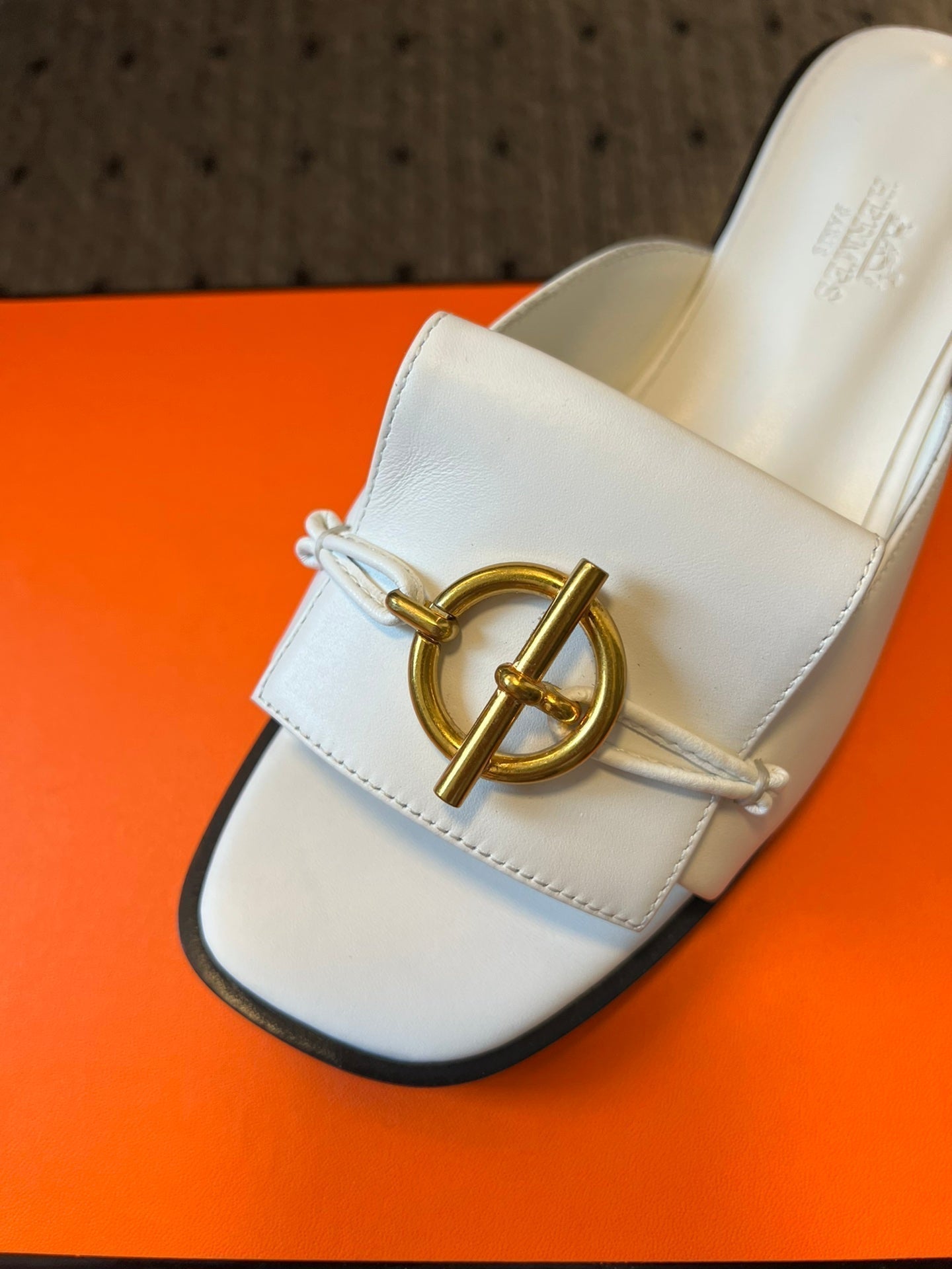 HERMES ILOT FLAT SANDAL IN WHITE CALFSKIN
