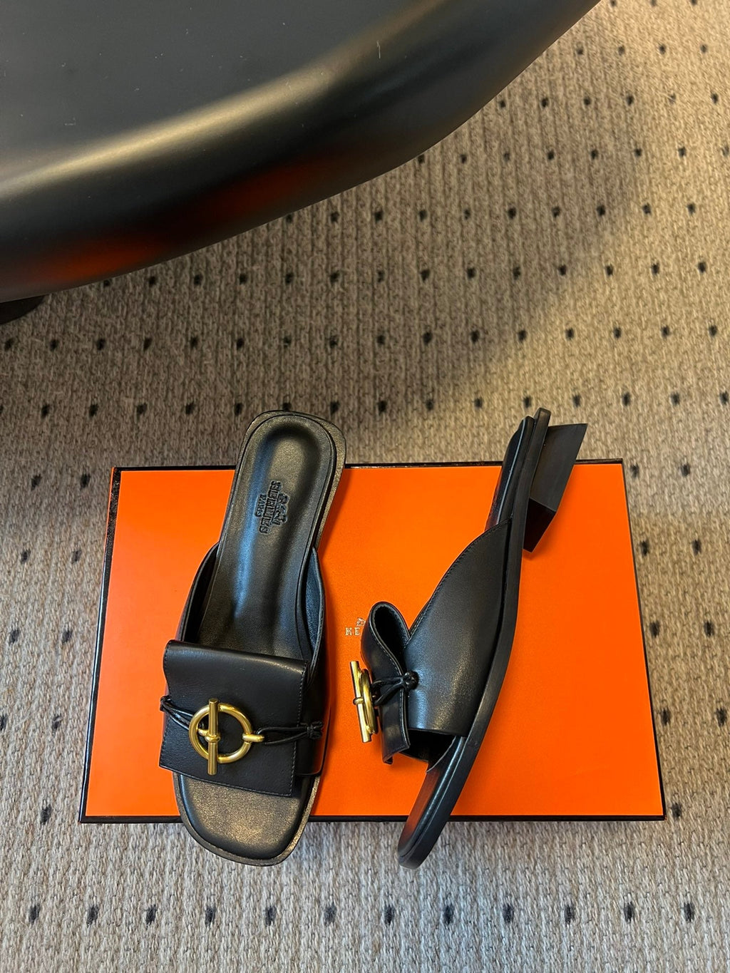 HERMES ILOT FLAT SANDAL IN BLACK CALFSKIN