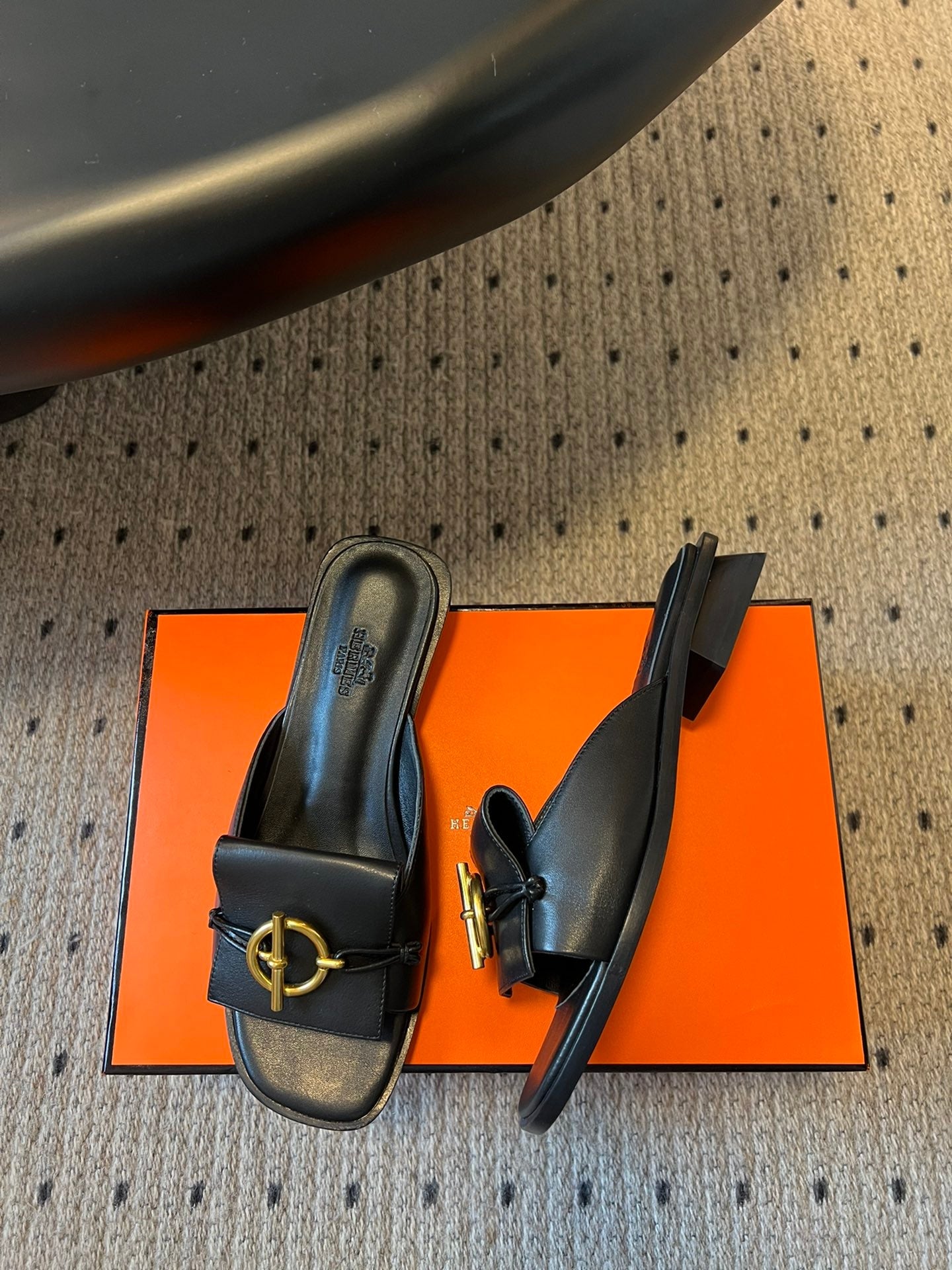 HERMES ILOT FLAT SANDAL IN BLACK CALFSKIN