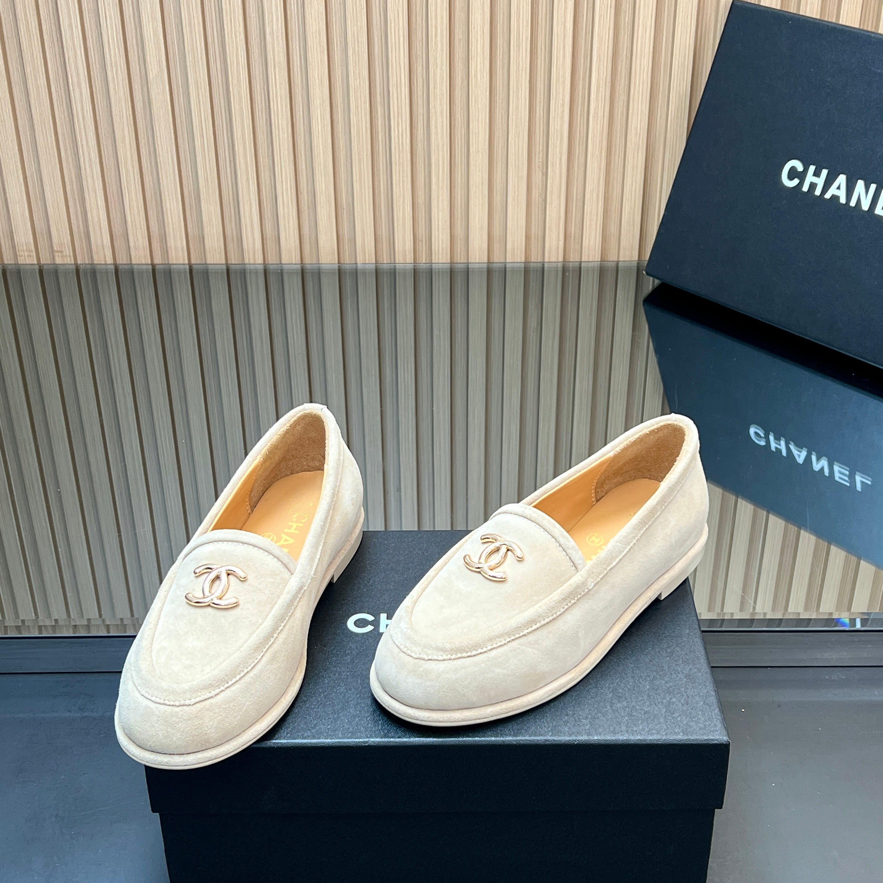 CHANEL 25S TEDDY LOAFER 15MM IN LIGHT BEIGE SUEDE GOLD HARDWARE