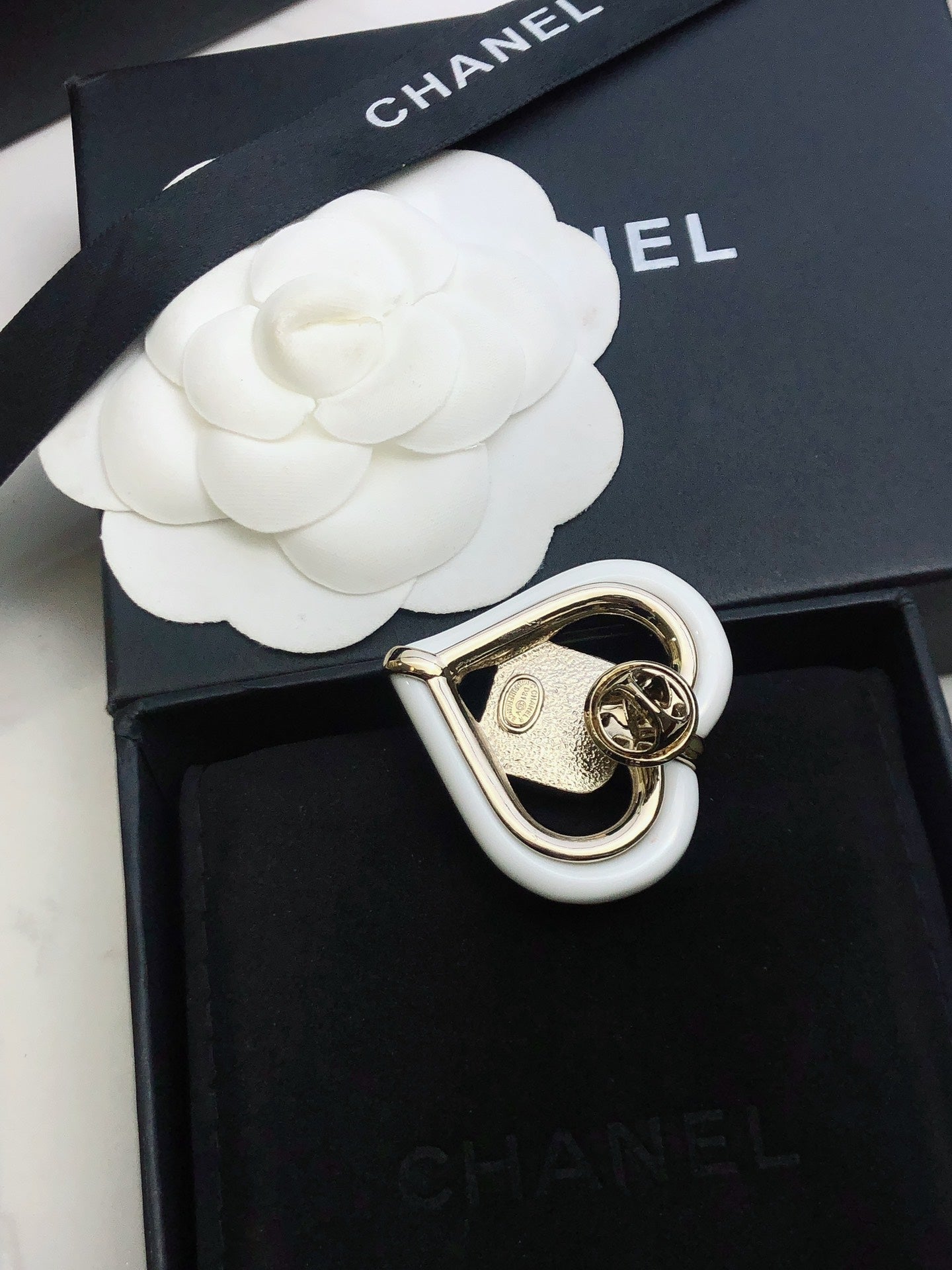 18K  Chanel Heart Brooch