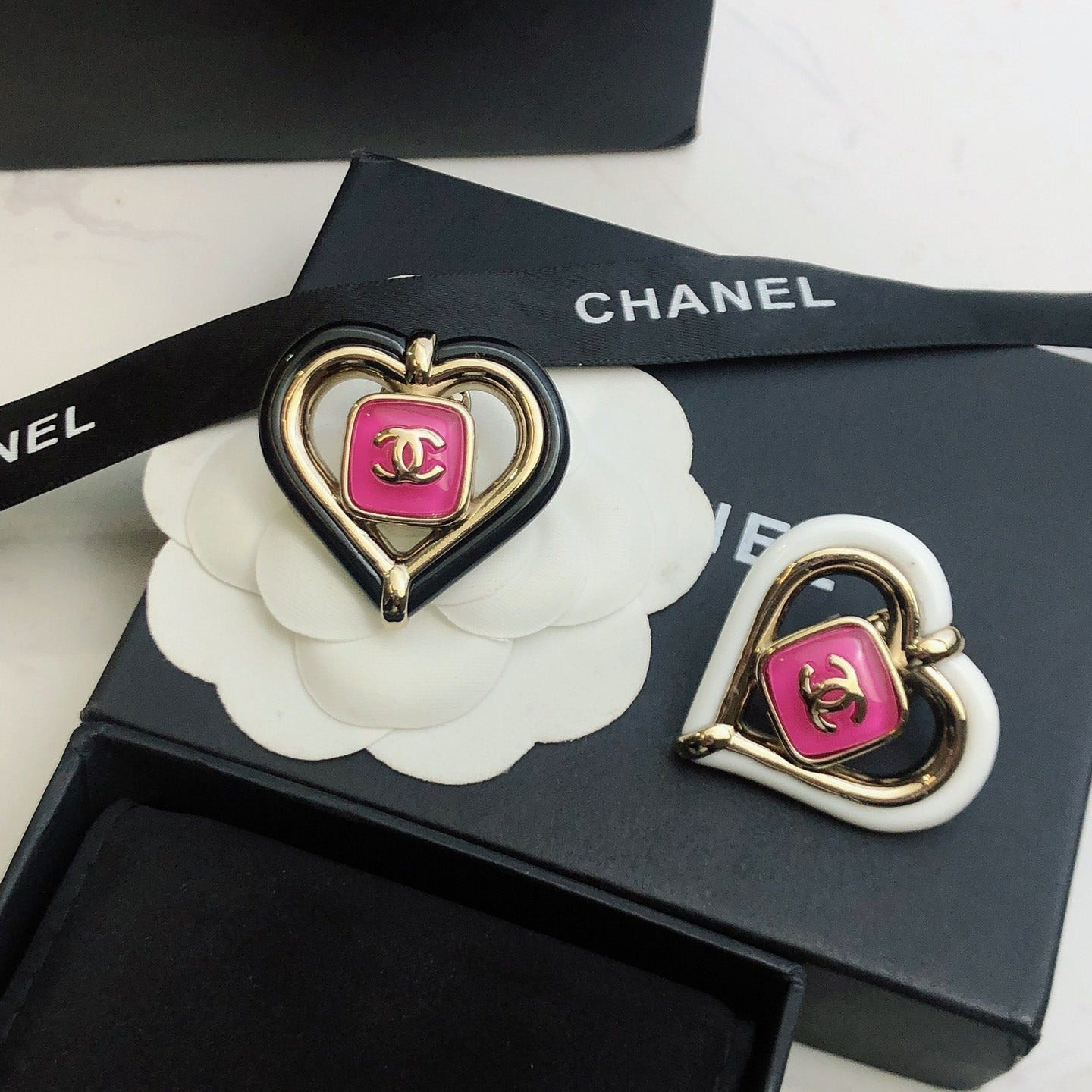 18K  Chanel Heart Brooch