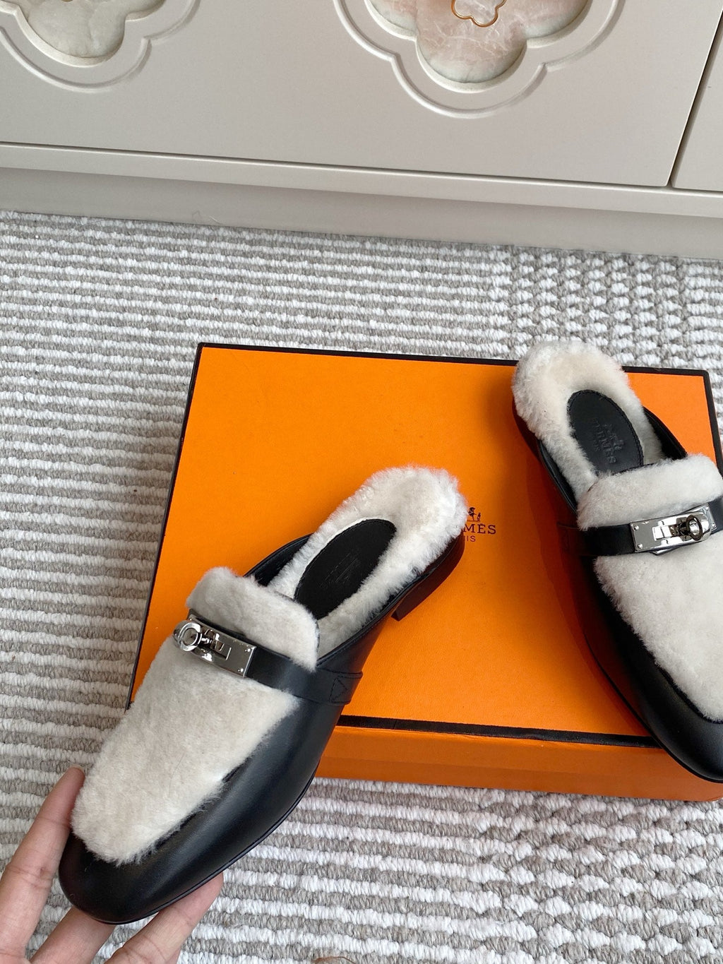 HERMES 25S CATENA MULE IN BEIGE SHEARLING AND BLACK LAMBSKIN WITH SILVER HARDWARE