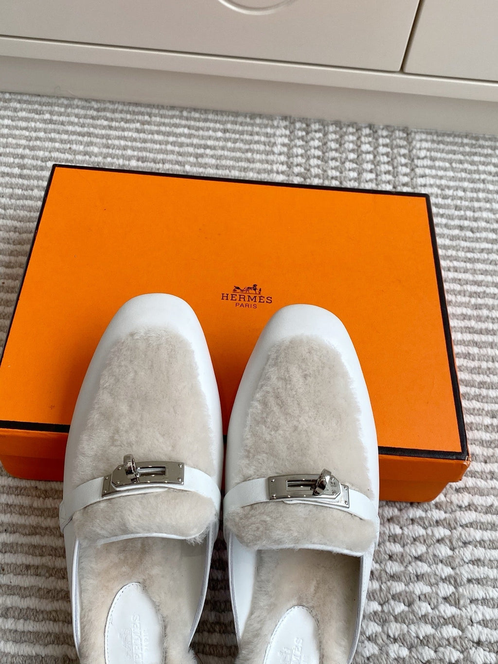 HERMES 25S CATENA MULE IN BEIGE SHEARLING AND WHITE LAMBSKIN WITH SILVER HARDWARE