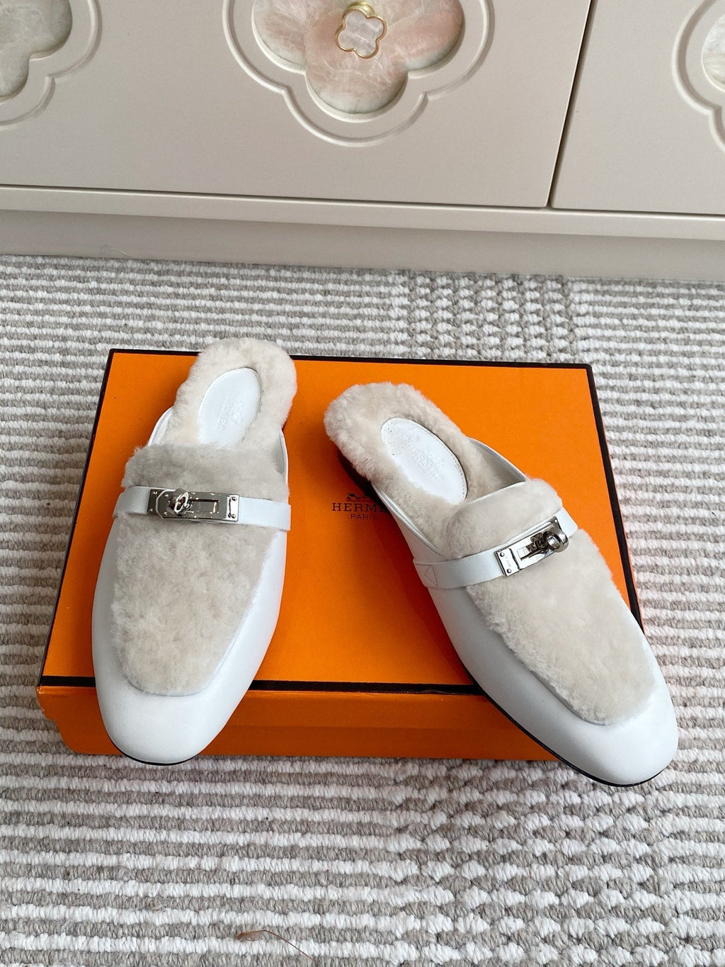 HERMES 25S CATENA MULE IN BEIGE SHEARLING AND WHITE LAMBSKIN WITH SILVER HARDWARE