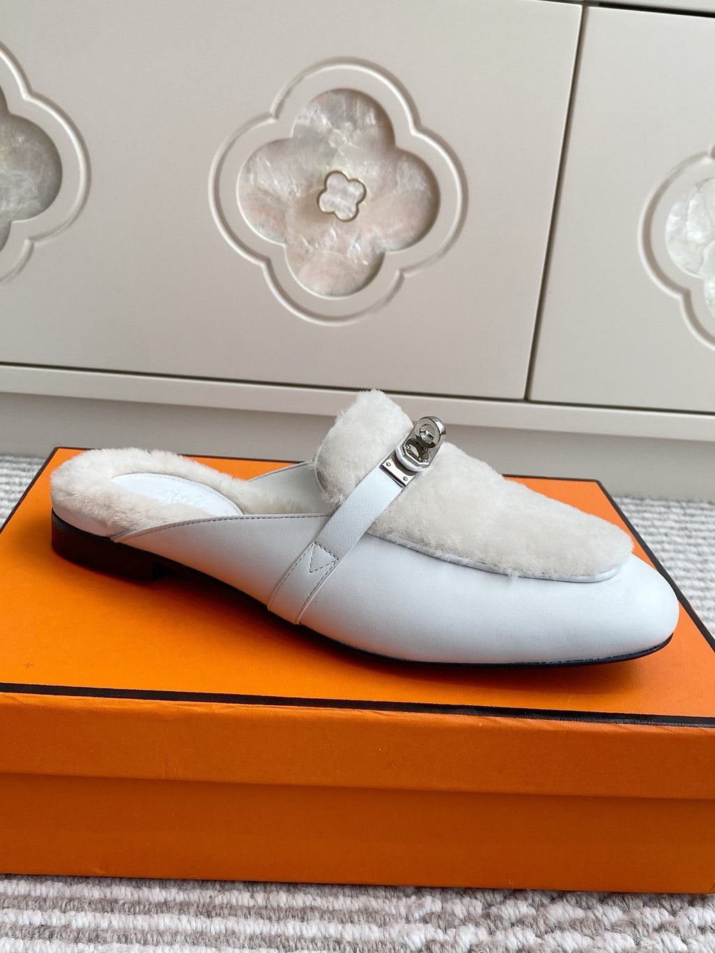 HERMES 25S CATENA MULE IN BEIGE SHEARLING AND WHITE LAMBSKIN WITH SILVER HARDWARE