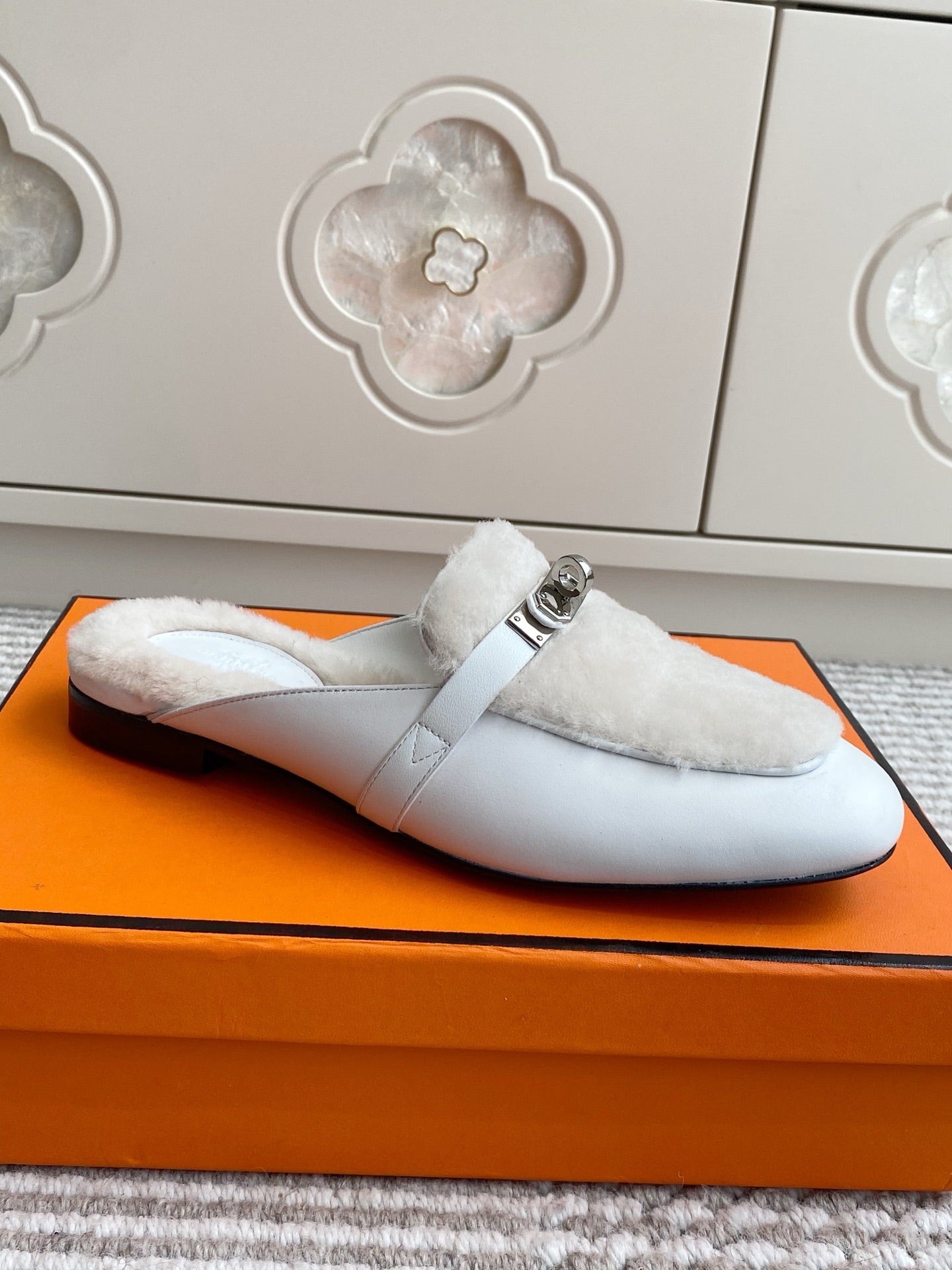 HERMES 25S CATENA MULE IN BEIGE SHEARLING AND WHITE LAMBSKIN WITH SILVER HARDWARE