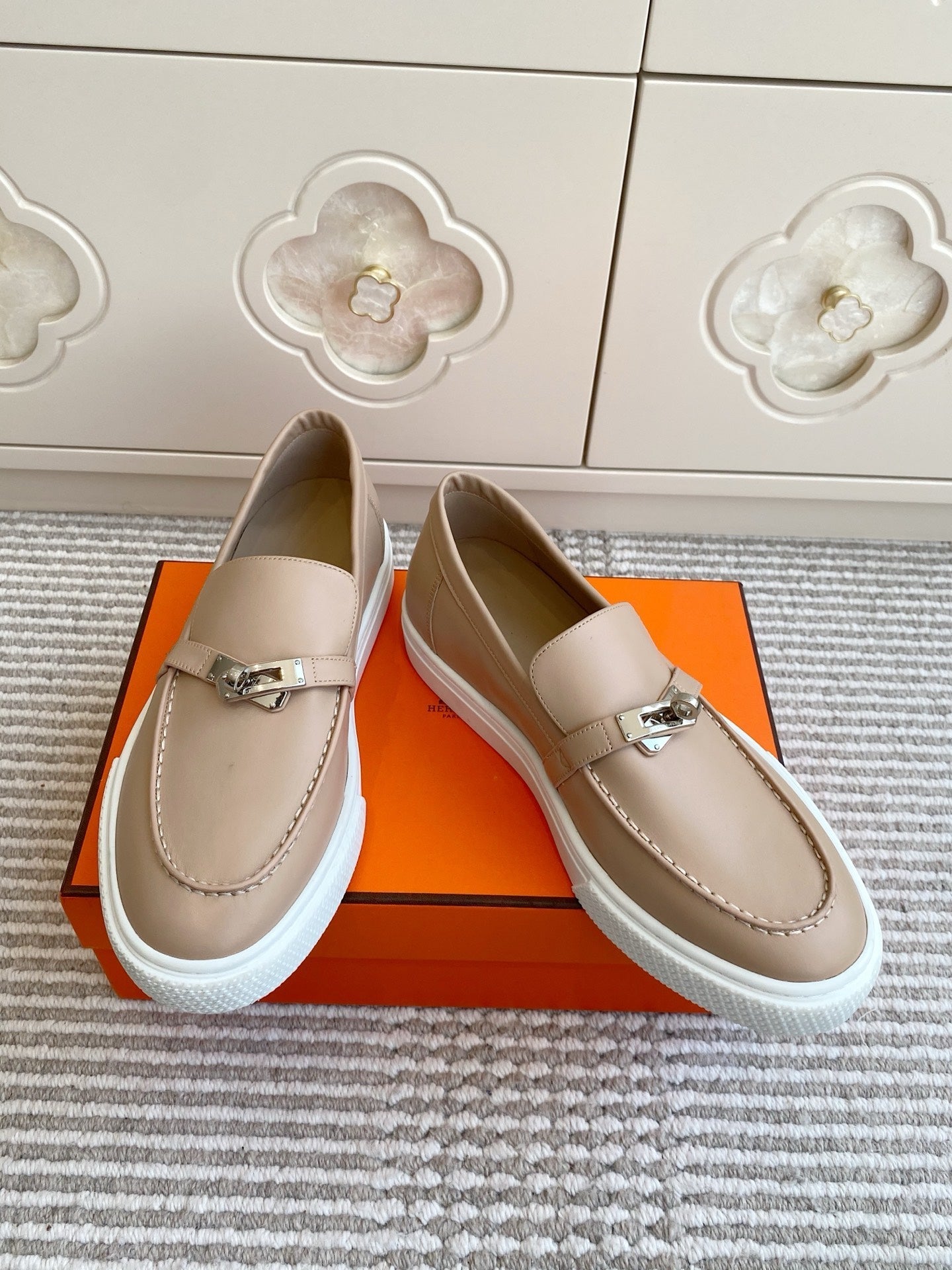HERMES 25S SLIP-ON IN BEIGE LAMBSKIN WITH SILVER HARDWARE