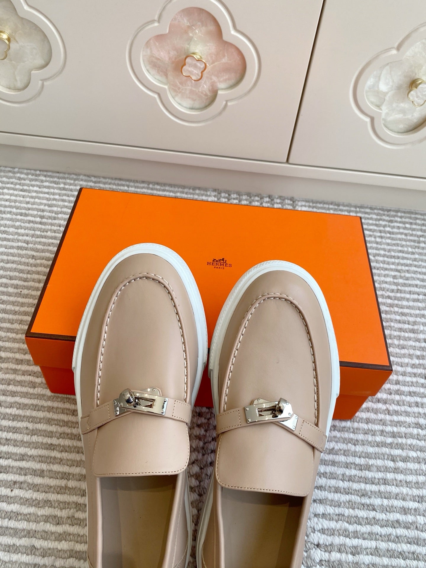 HERMES 25S SLIP-ON IN BEIGE LAMBSKIN WITH SILVER HARDWARE