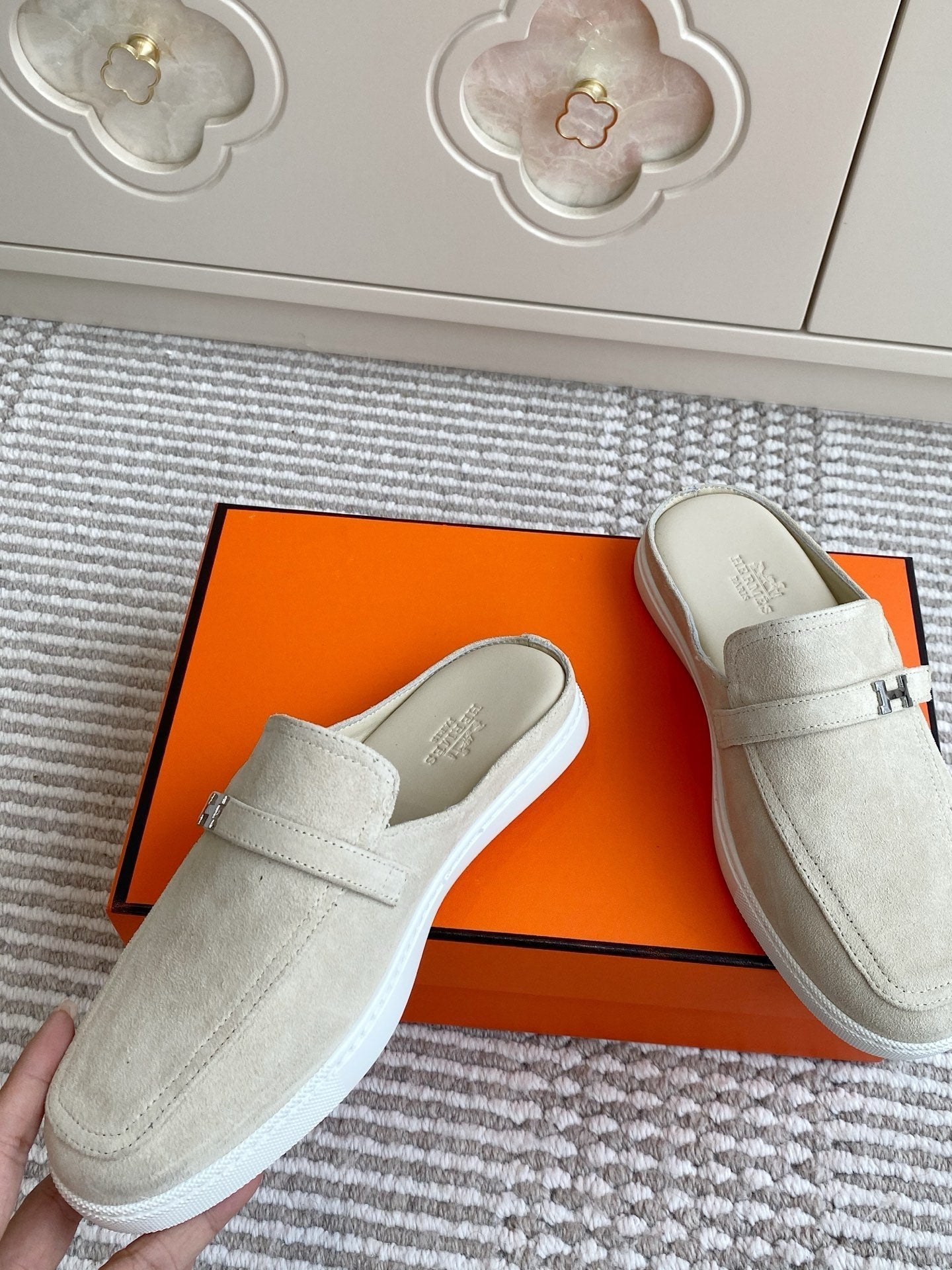 HERMES 25S MULES IN CREAM WHITE SUEDE WITH SILVER HARDWARE