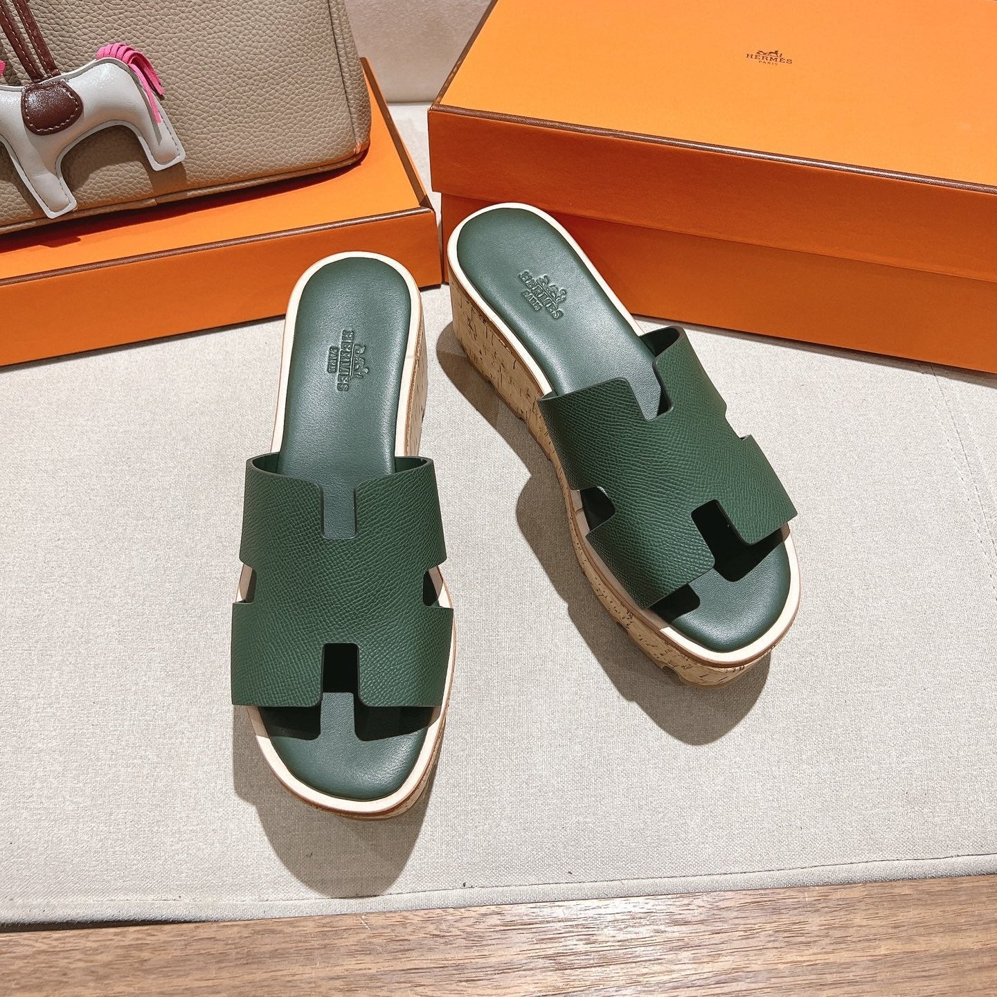 HERMES 25S HIGH WEDGE SANDALS IN DARK MOSS GREEN LAMBSKIN STYLE 32