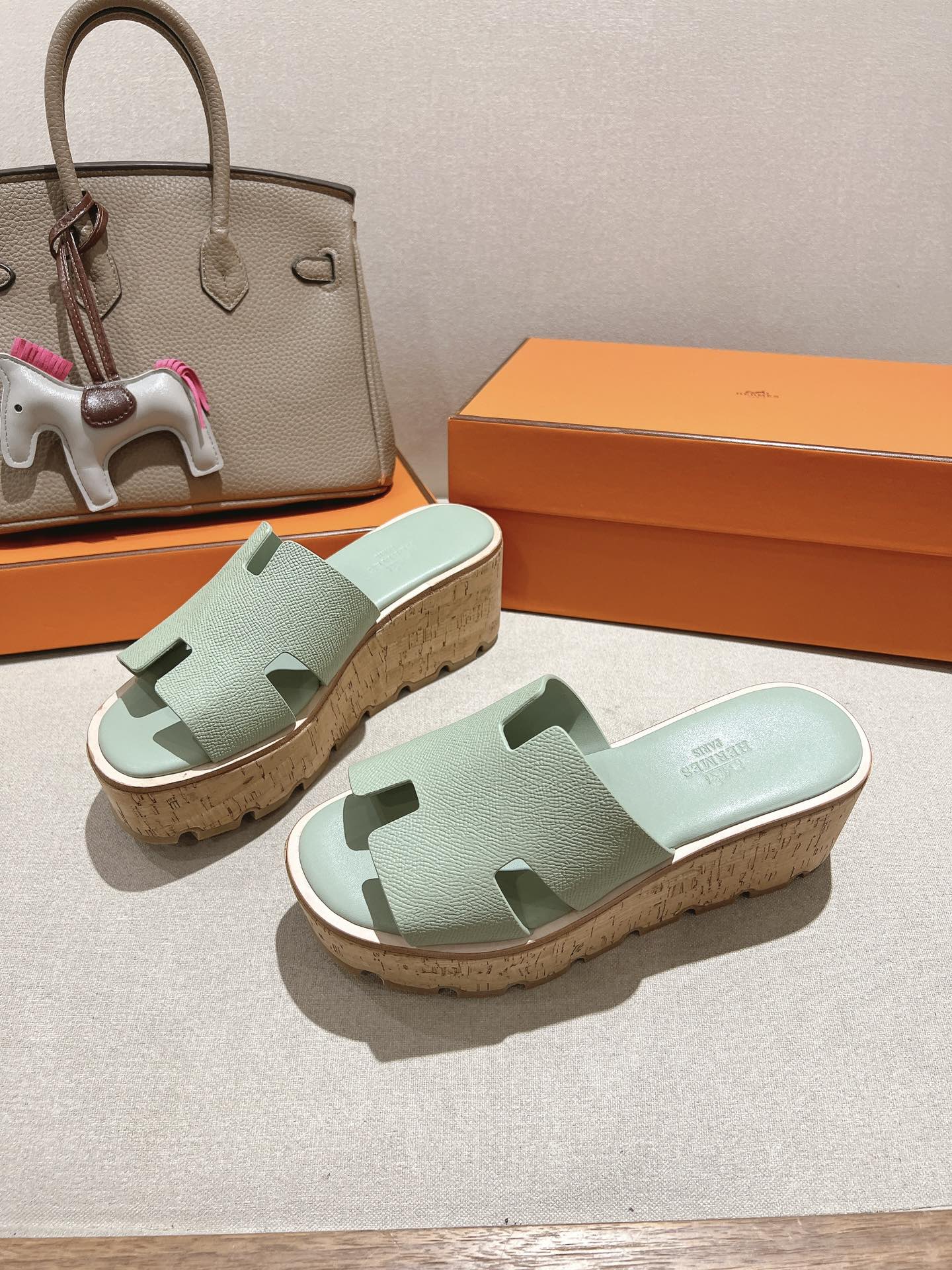 HERMES 25S HIGH WEDGE SANDALS IN SOFT MINT GREEN LAMBSKIN STYLE 28