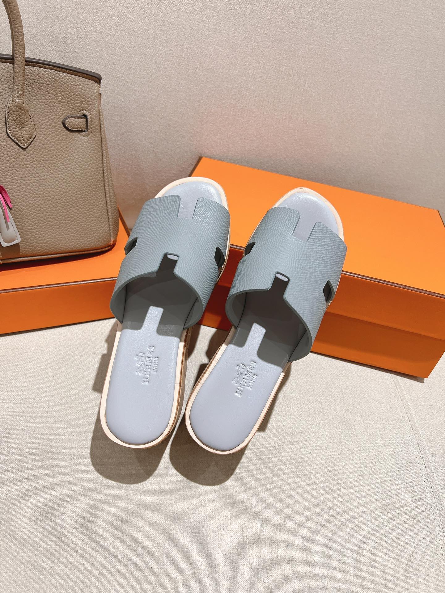 HERMES 25S HIGH WEDGE SANDALS IN LIGHT GREY LAMBSKIN STYLE 13