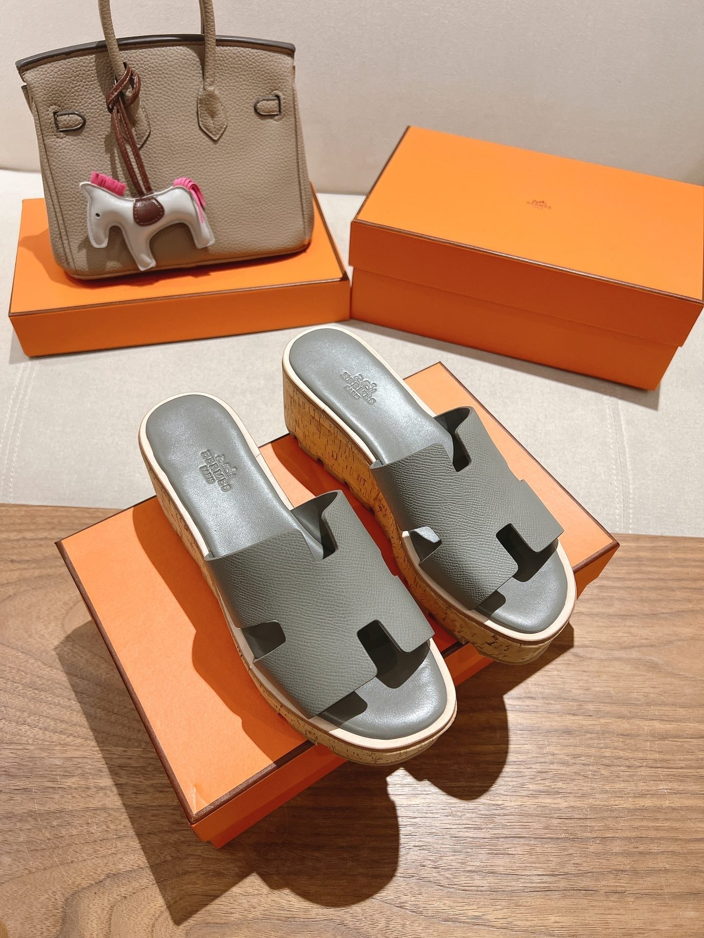 HERMES 25S HIGH WEDGE SANDALS IN LIGHT GREY LAMBSKIN STYLE 9