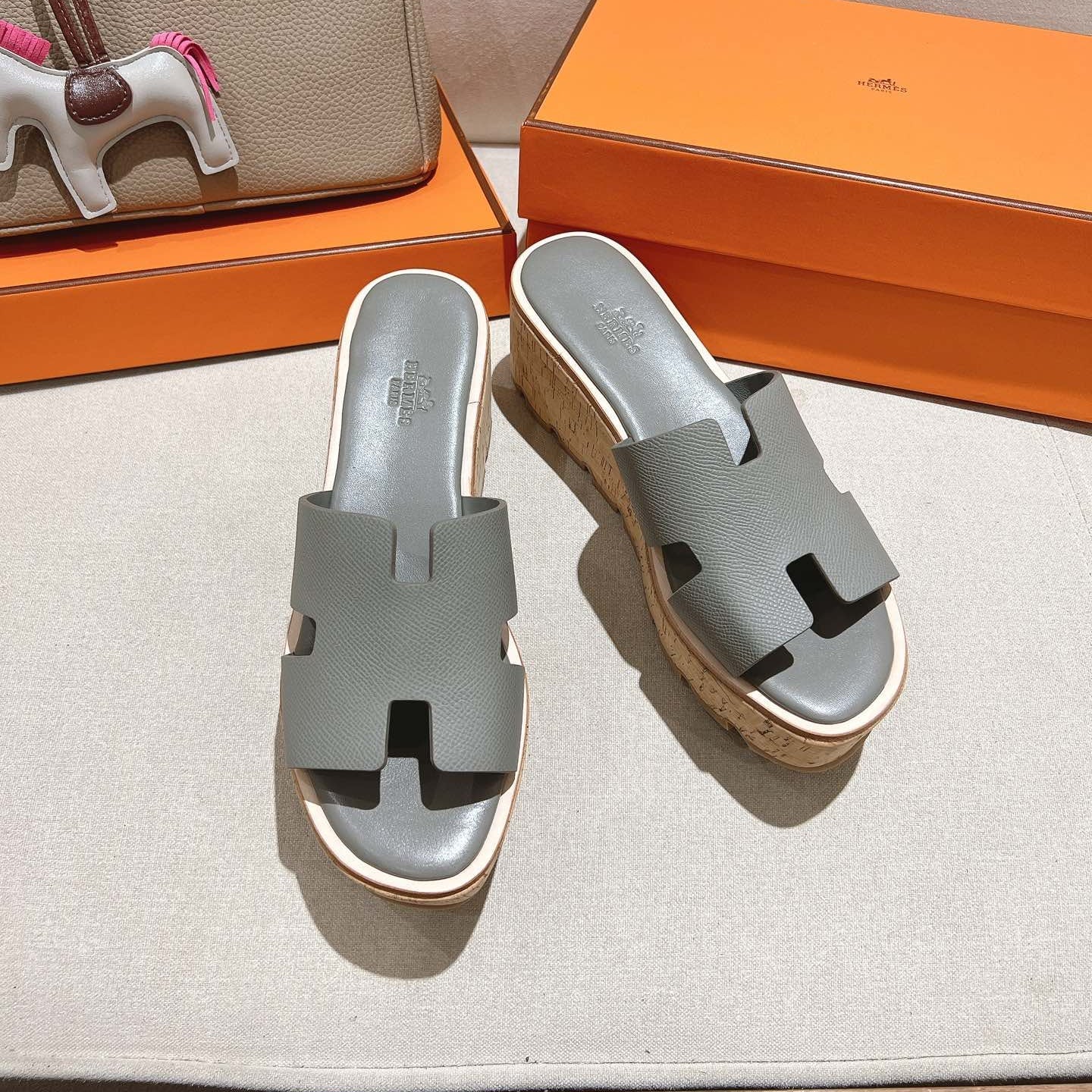 HERMES 25S HIGH WEDGE SANDALS IN LIGHT GREY LAMBSKIN STYLE 9