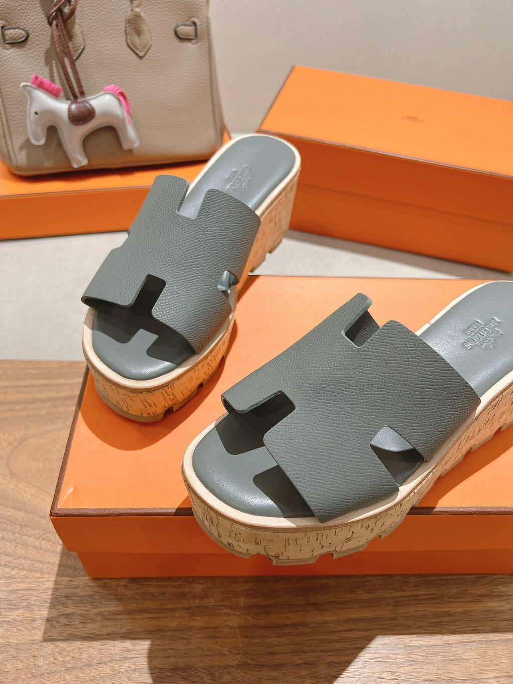 HERMES 25S HIGH WEDGE SANDALS IN GREY LAMBSKIN STYLE 7