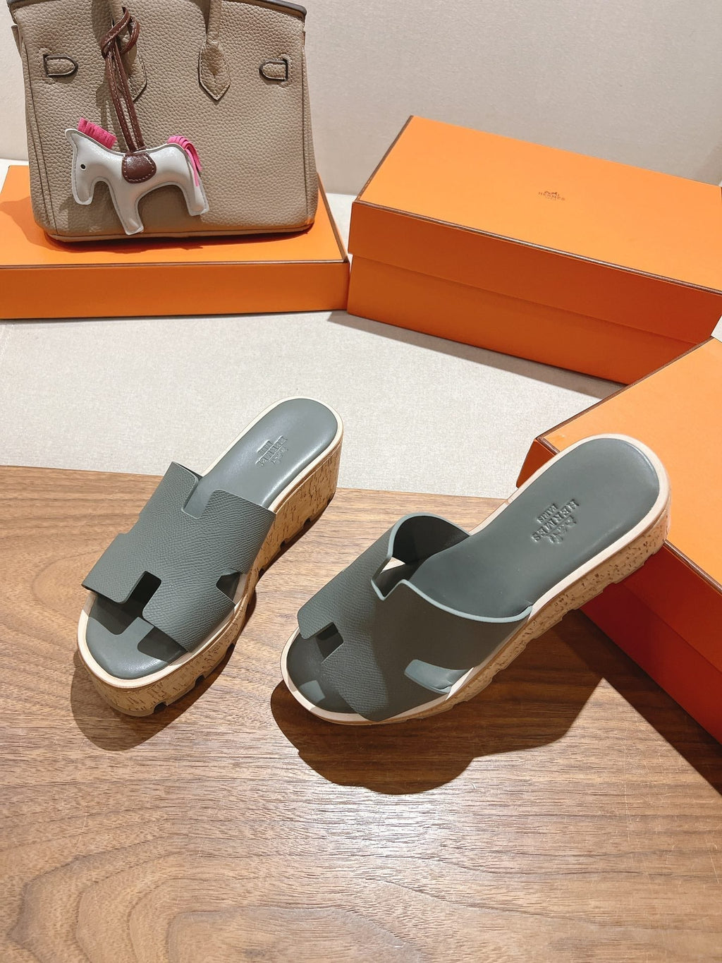 HERMES 25S HIGH WEDGE SANDALS IN GREY LAMBSKIN STYLE 7