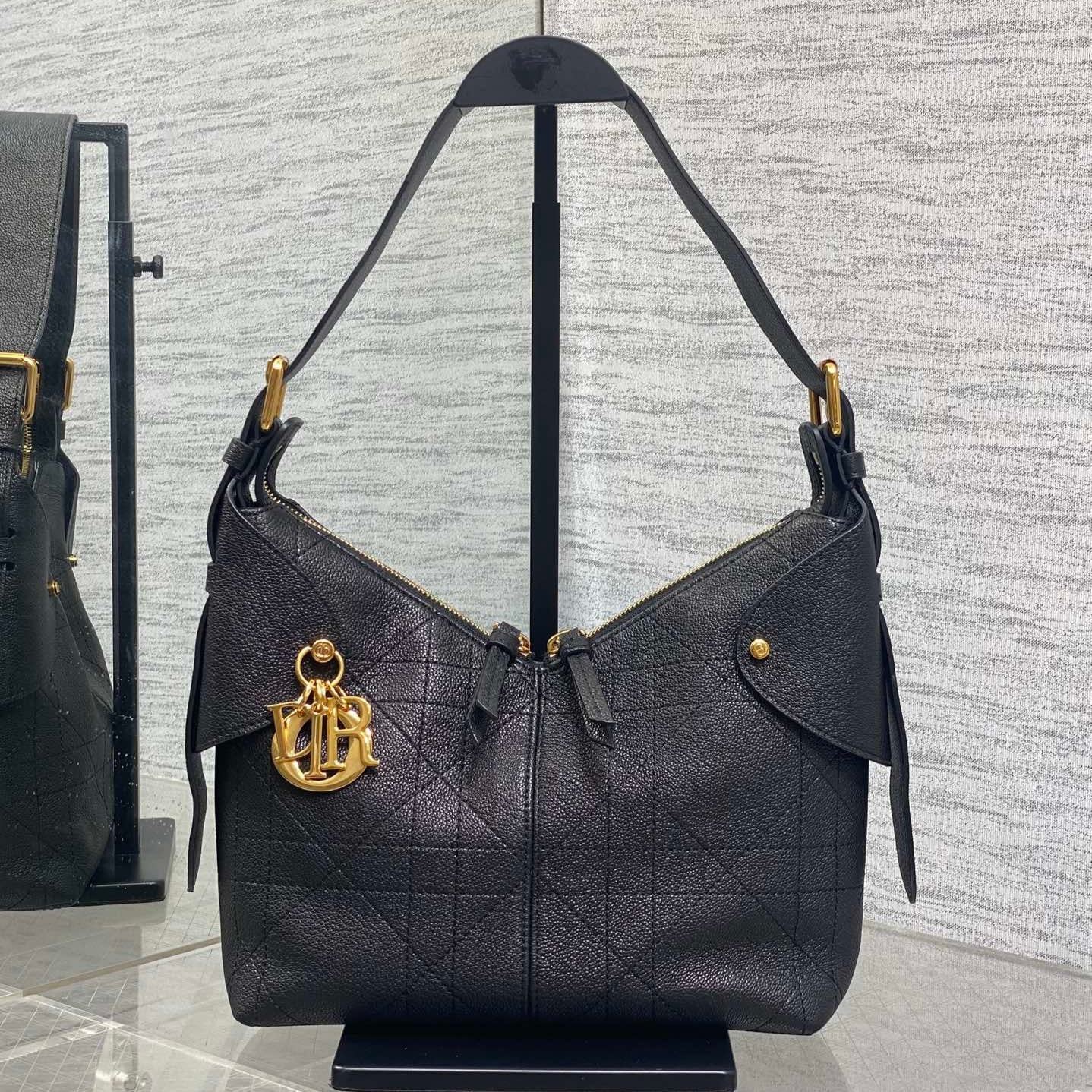 DIOR 25S SMALL VOYAGE BAG 23 IN BLACK FLAT MACROCANNAGE GRAINED CALFSKIN