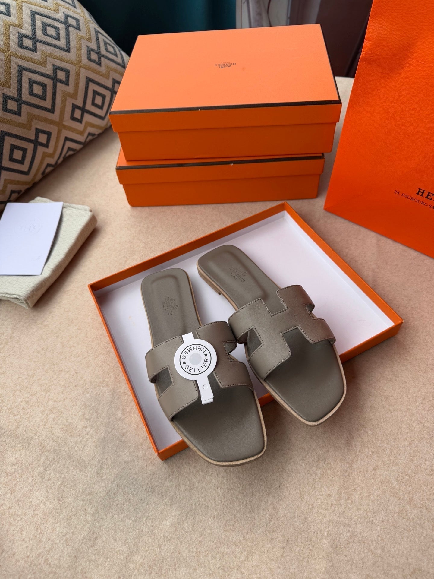 HERMES 0RAN SANDALS IN CEDAR BROWN CALFSKIN