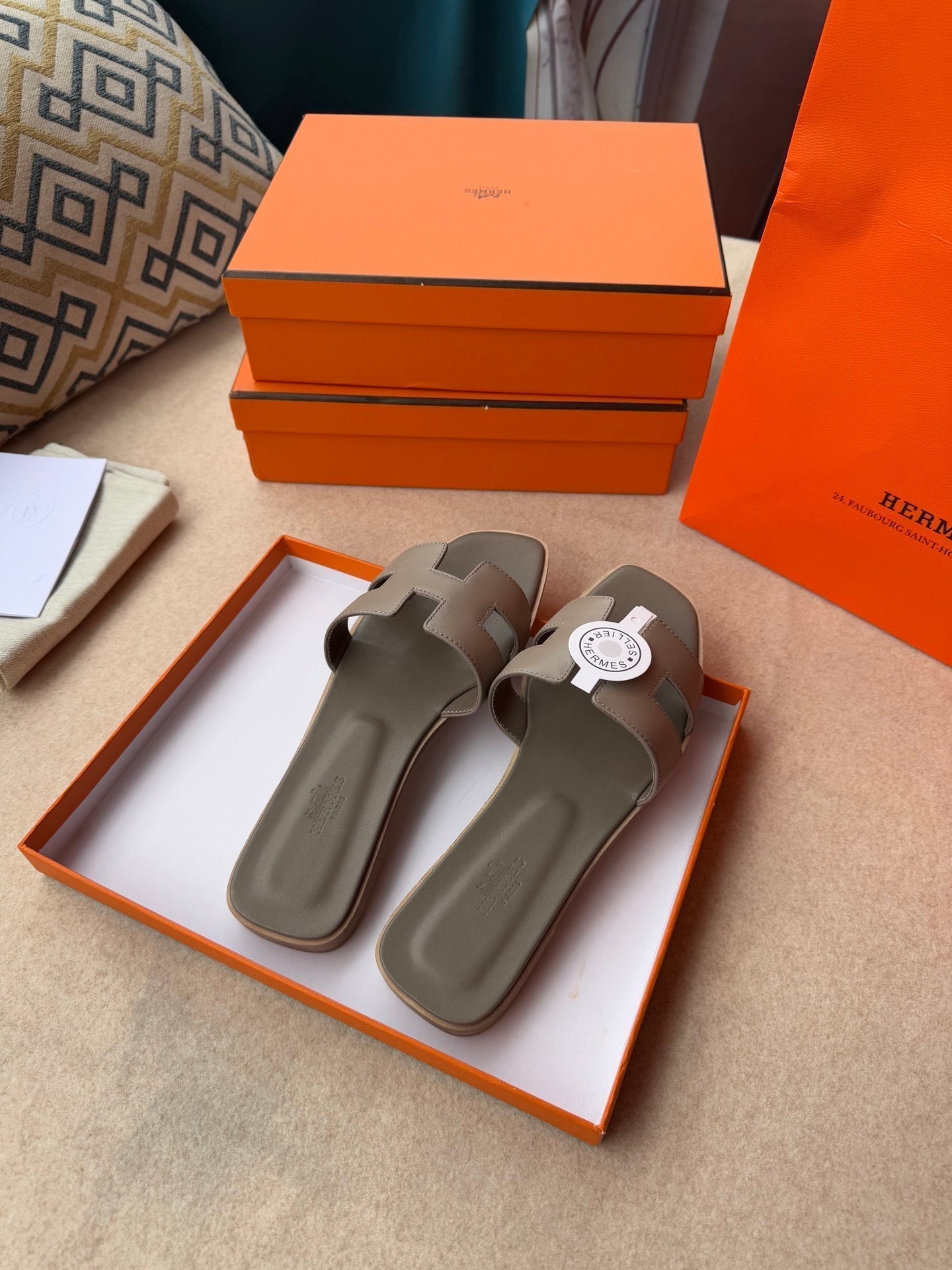 HERMES 0RAN SANDALS IN CEDAR BROWN CALFSKIN