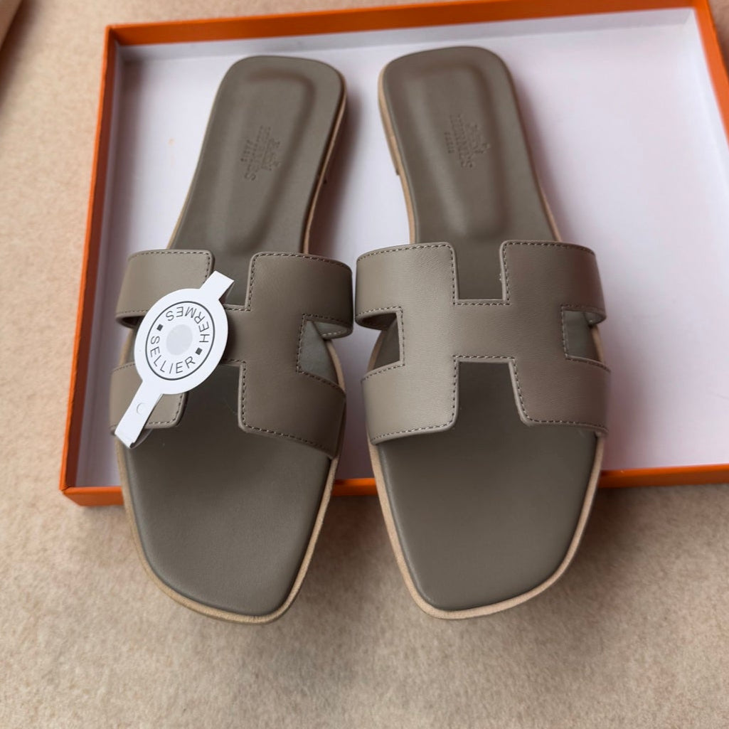 HERMES 0RAN SANDALS IN CEDAR BROWN CALFSKIN