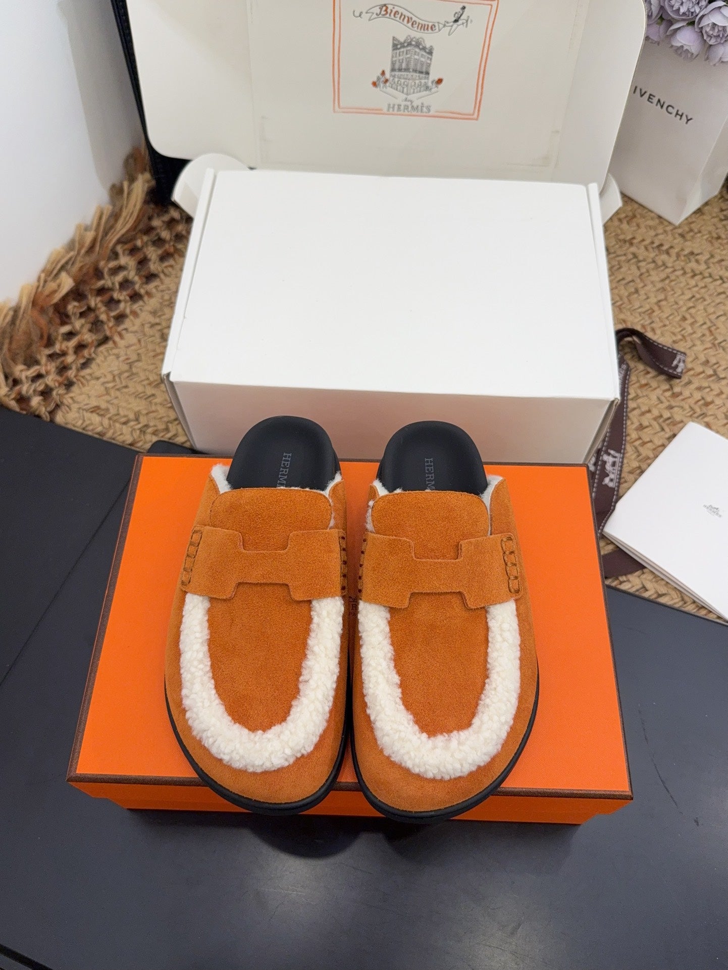 HERMES 25S MULE IN ORANGE SUEDE MIX WHITE SHEARLING