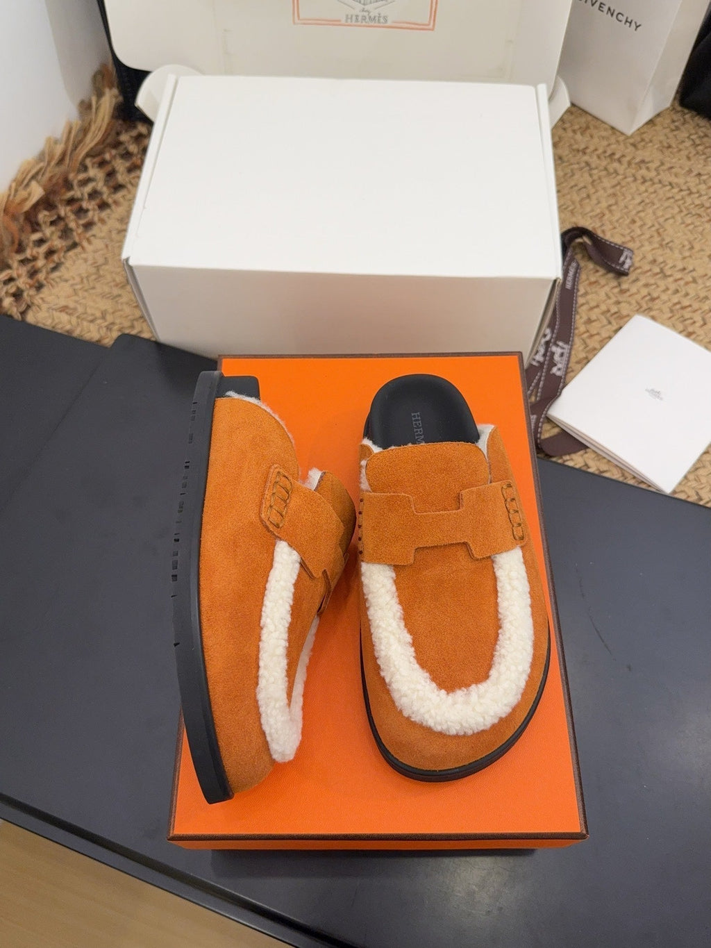 HERMES 25S MULE IN ORANGE SUEDE MIX WHITE SHEARLING