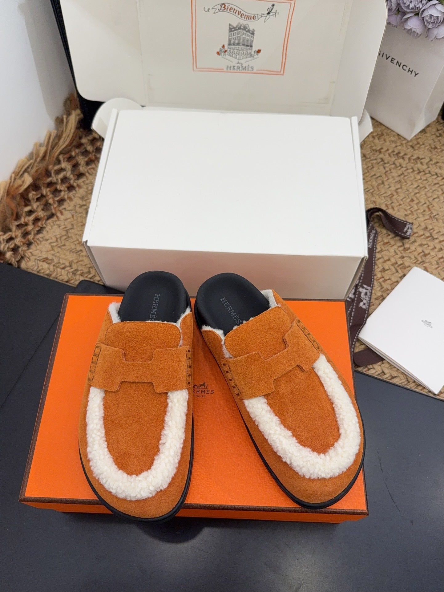 HERMES 25S MULE IN ORANGE SUEDE MIX WHITE SHEARLING