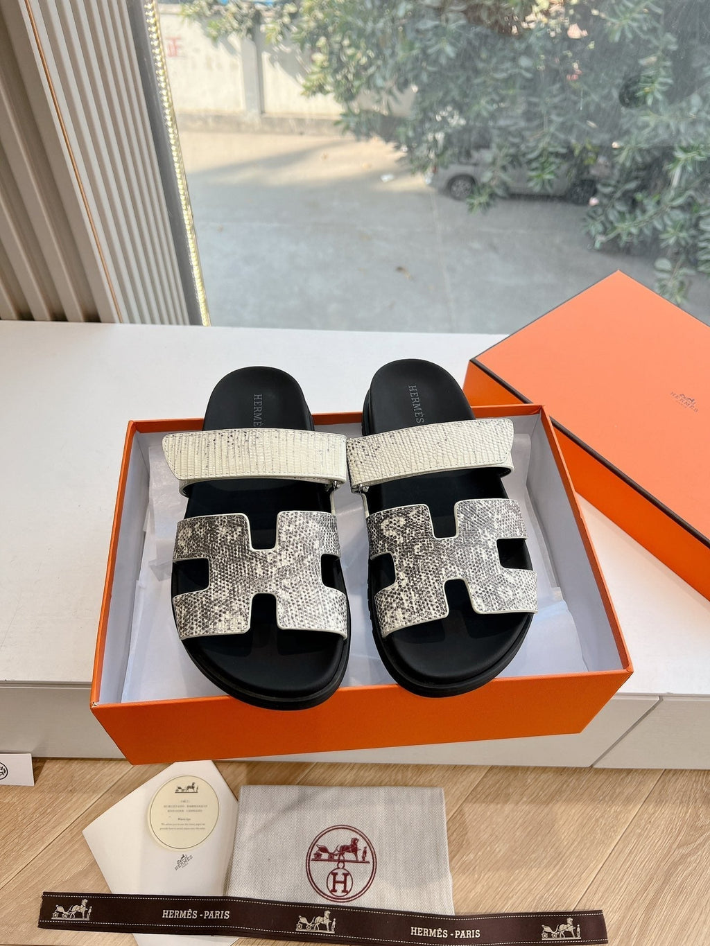 HERMES CHYPRE SANDAL IN WHITE MIX BLACK LIZARD SKIN