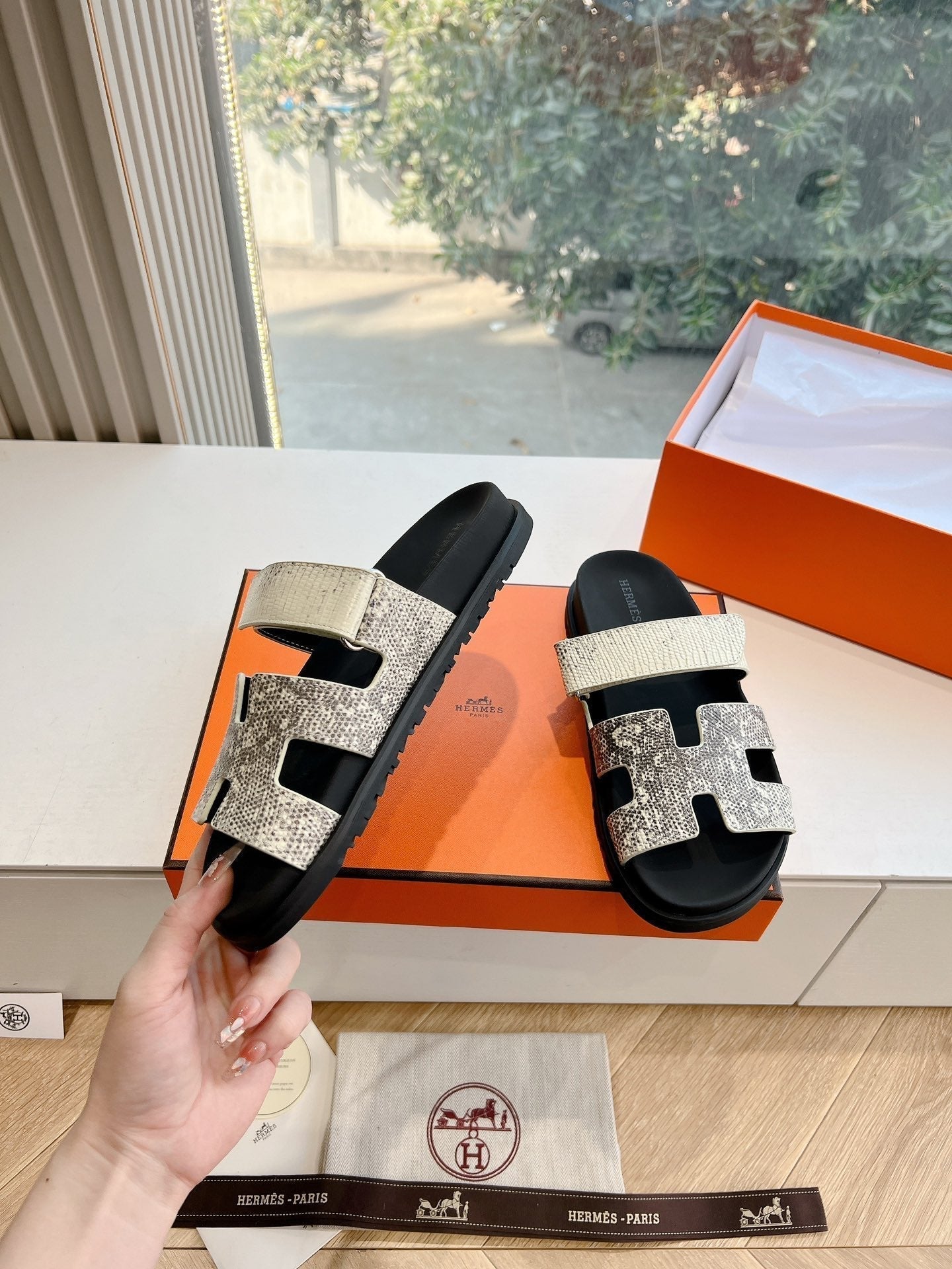HERMES CHYPRE SANDAL IN WHITE MIX BLACK LIZARD SKIN