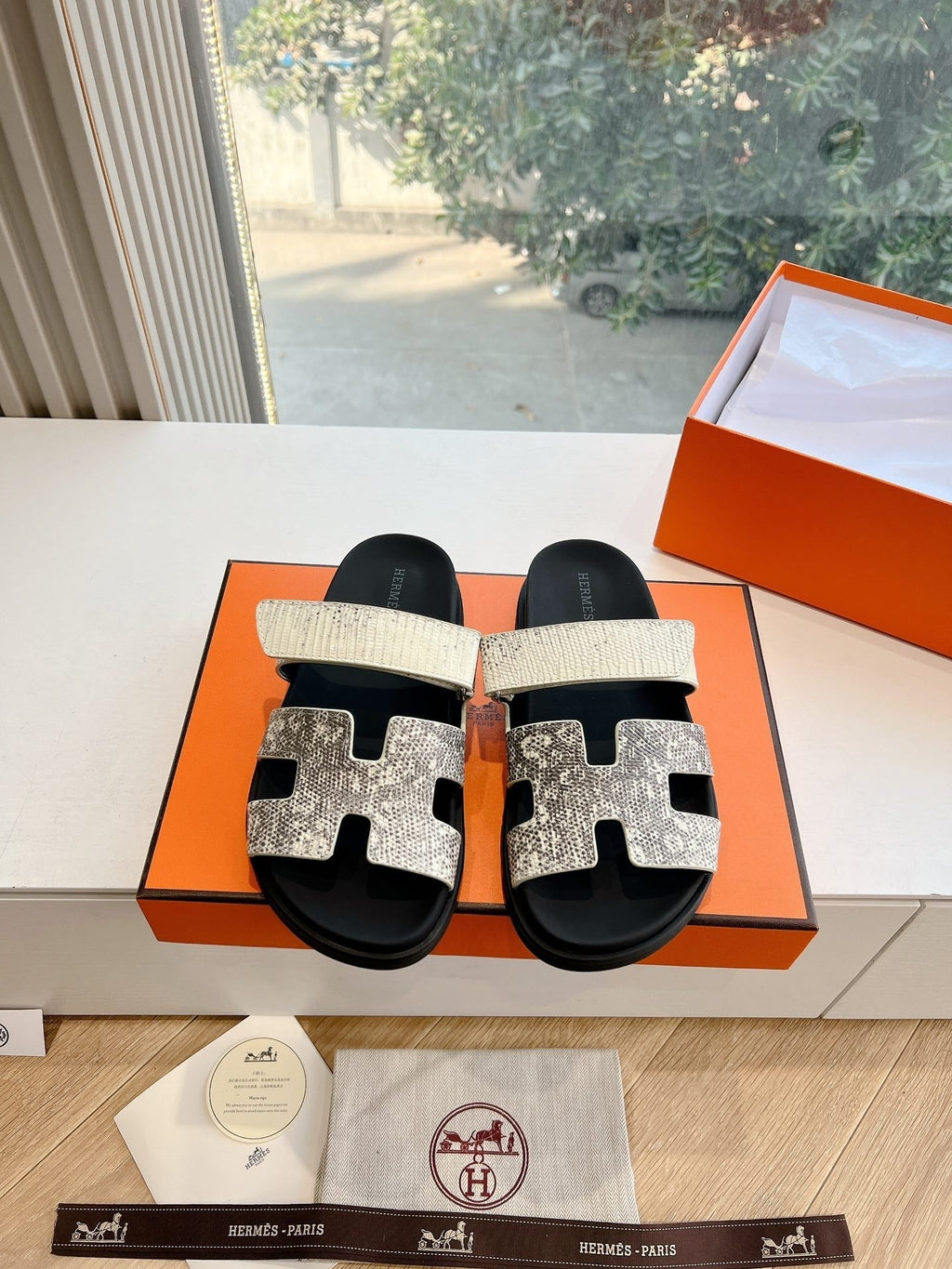 HERMES CHYPRE SANDAL IN WHITE MIX BLACK LIZARD SKIN