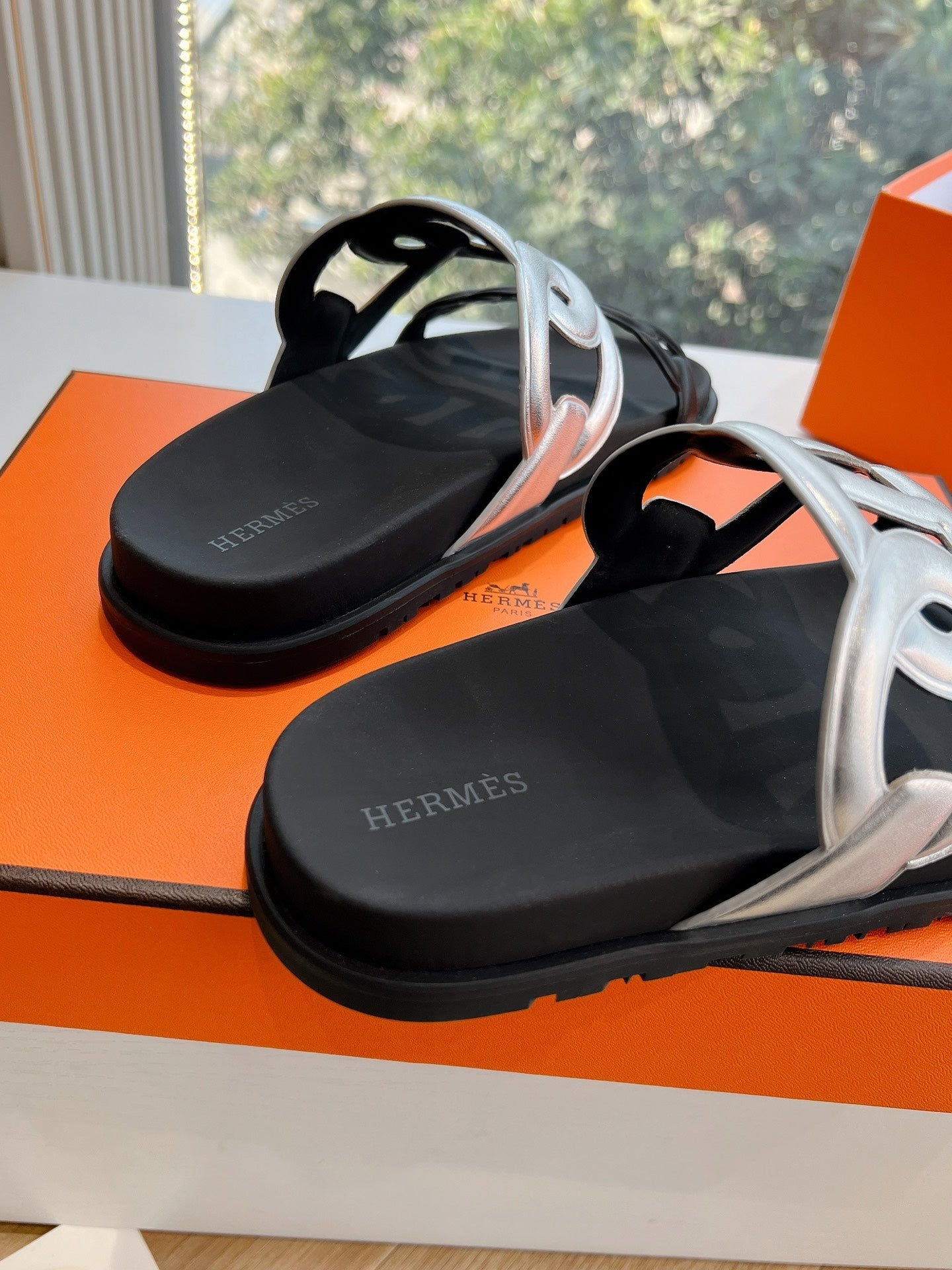 HERMES EXTRA SANDAL IN SILVER MIX BLACK CALFSKIN