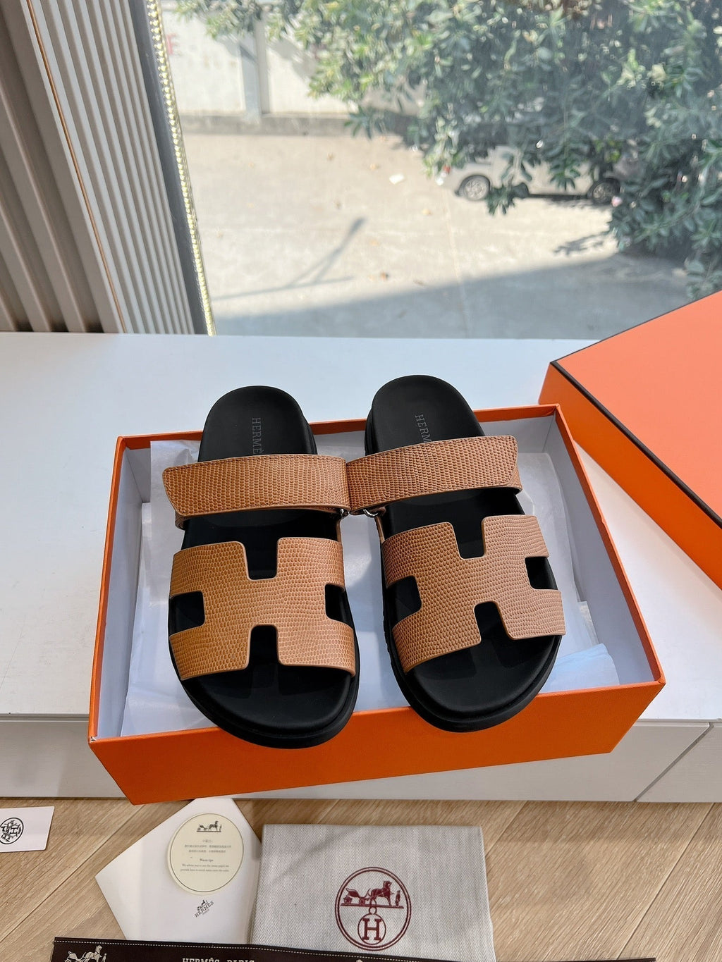 HERMES CHYPRE SANDAL IN CIDER BROWN SHINY GRAINED CALFSKIN