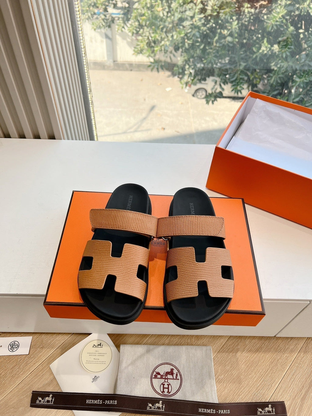 HERMES CHYPRE SANDAL IN CIDER BROWN SHINY GRAINED CALFSKIN
