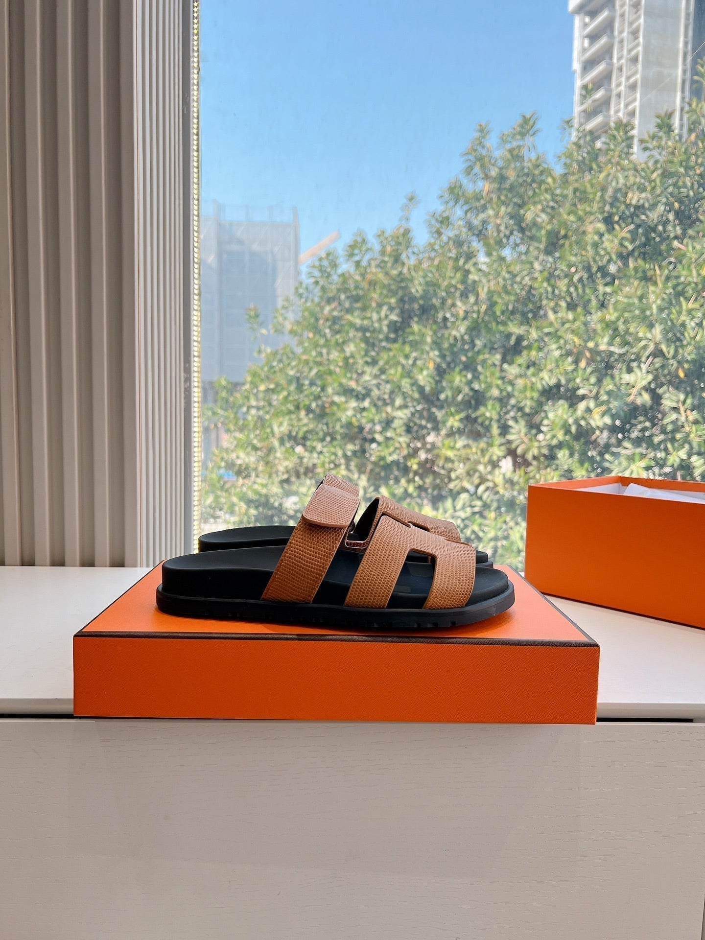 HERMES CHYPRE SANDAL IN CIDER BROWN SHINY GRAINED CALFSKIN