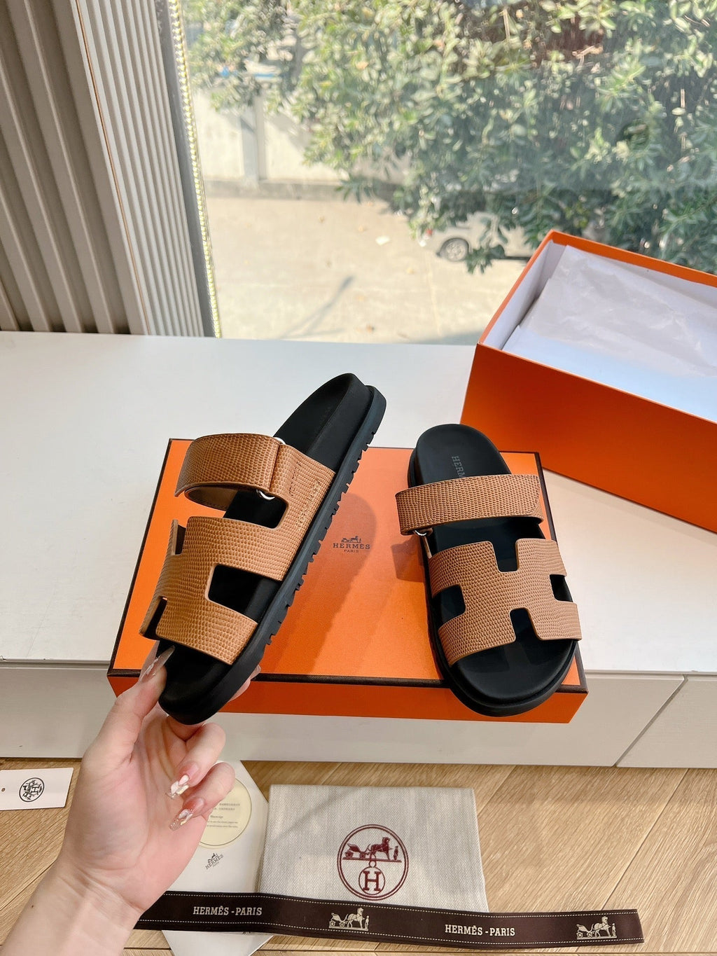 HERMES CHYPRE SANDAL IN CIDER BROWN SHINY GRAINED CALFSKIN