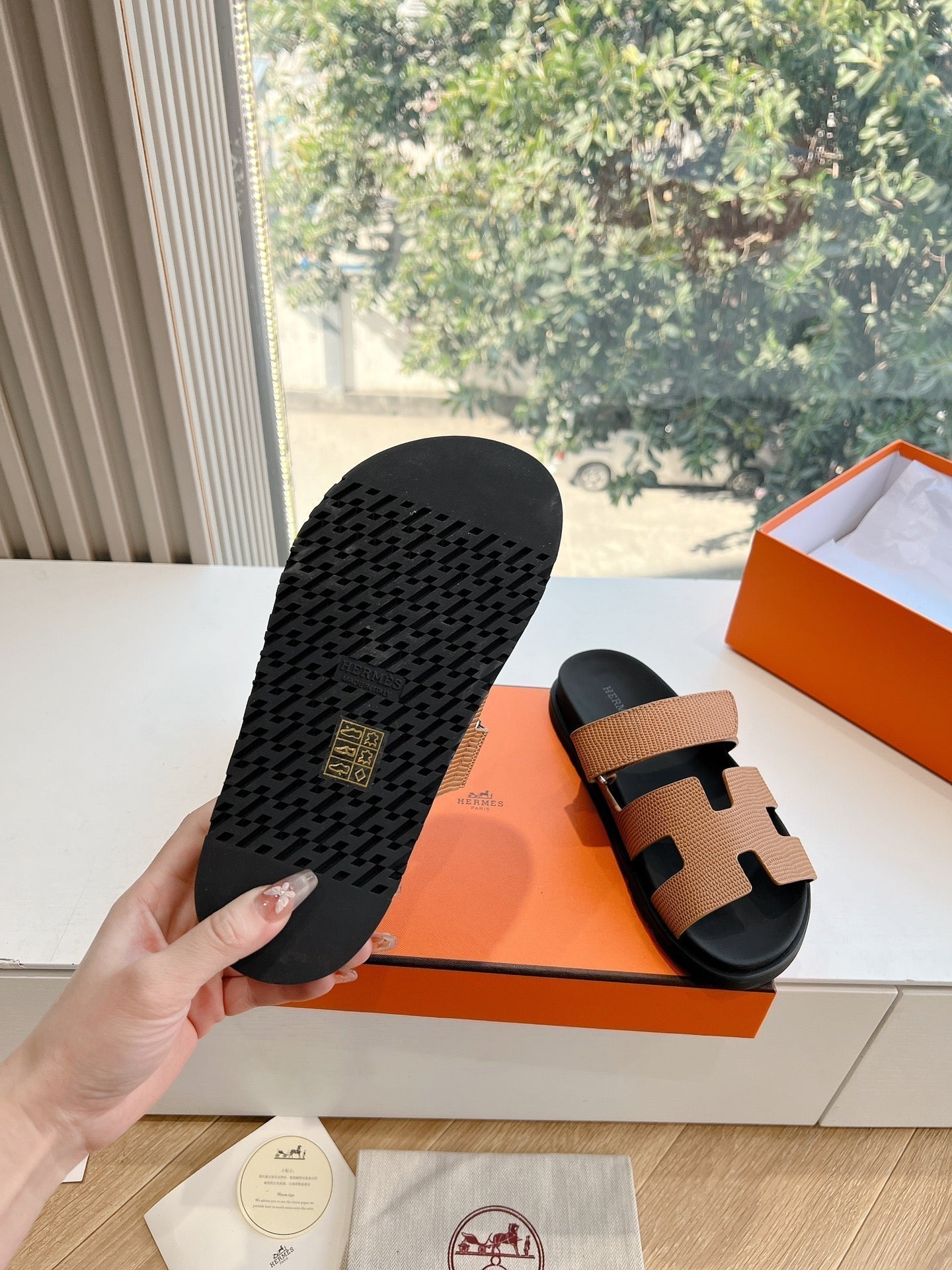 HERMES CHYPRE SANDAL IN CIDER BROWN SHINY GRAINED CALFSKIN