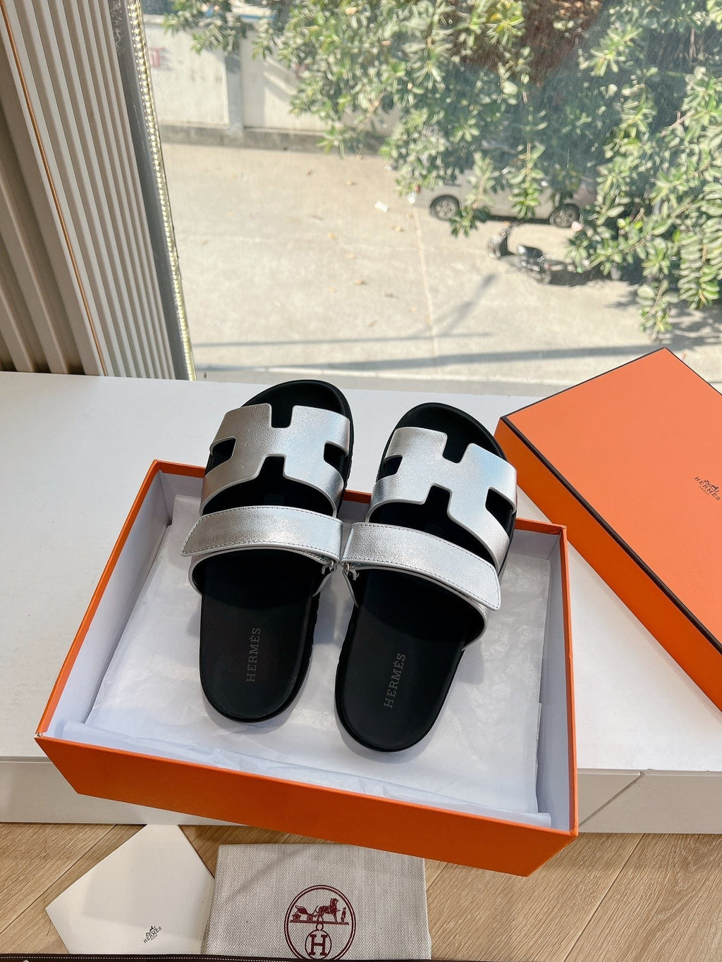 HERMES CHYPRE SANDAL IN SILVER METALLIC CALFSKIN