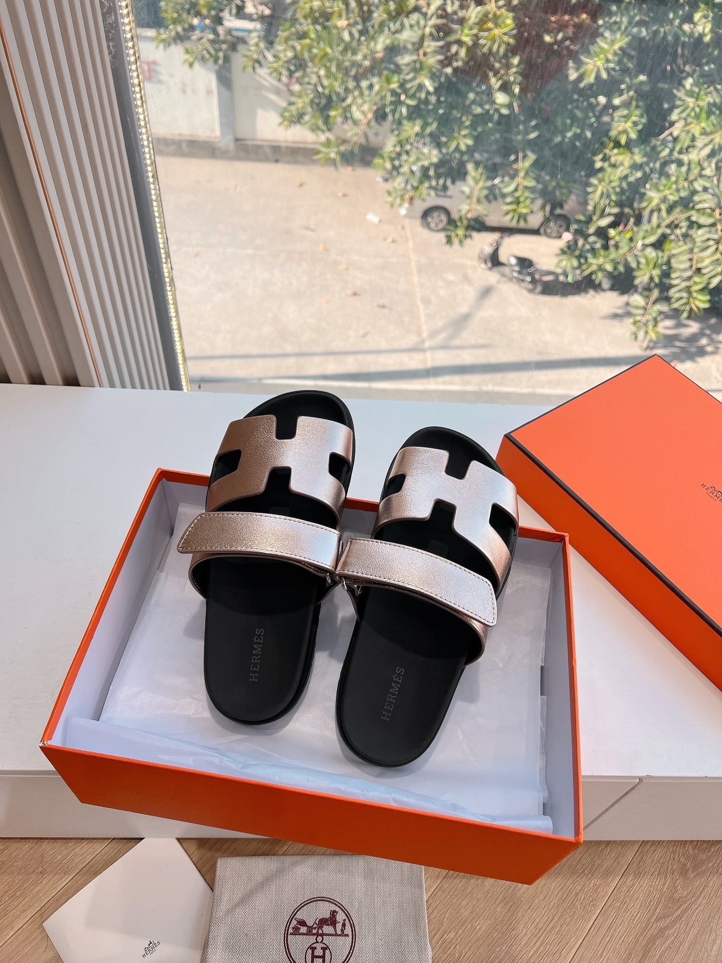 HERMES CHYPRE SANDAL IN COPPER BROWN METALLIC CALFSKIN
