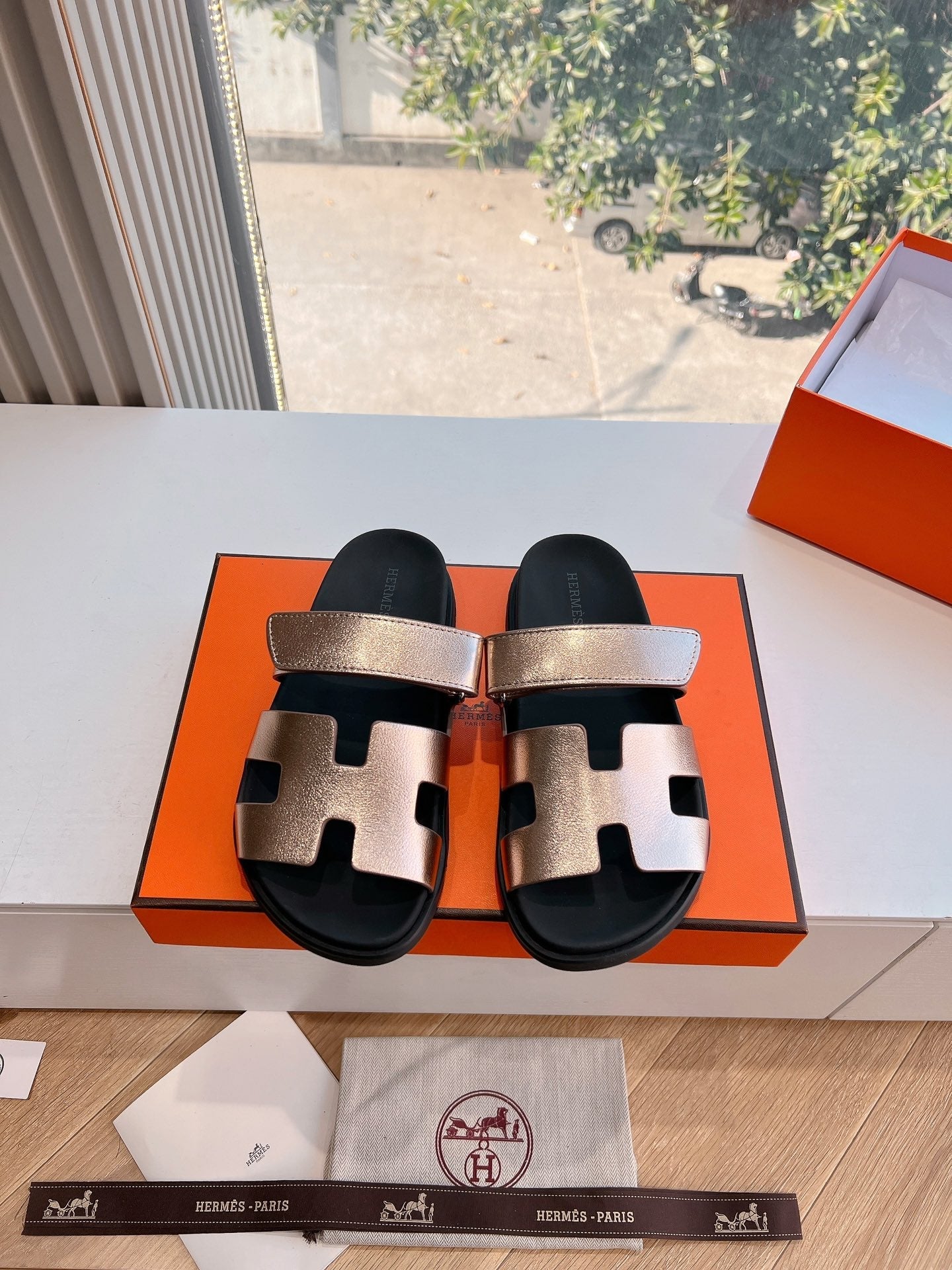 HERMES CHYPRE SANDAL IN COPPER BROWN METALLIC CALFSKIN