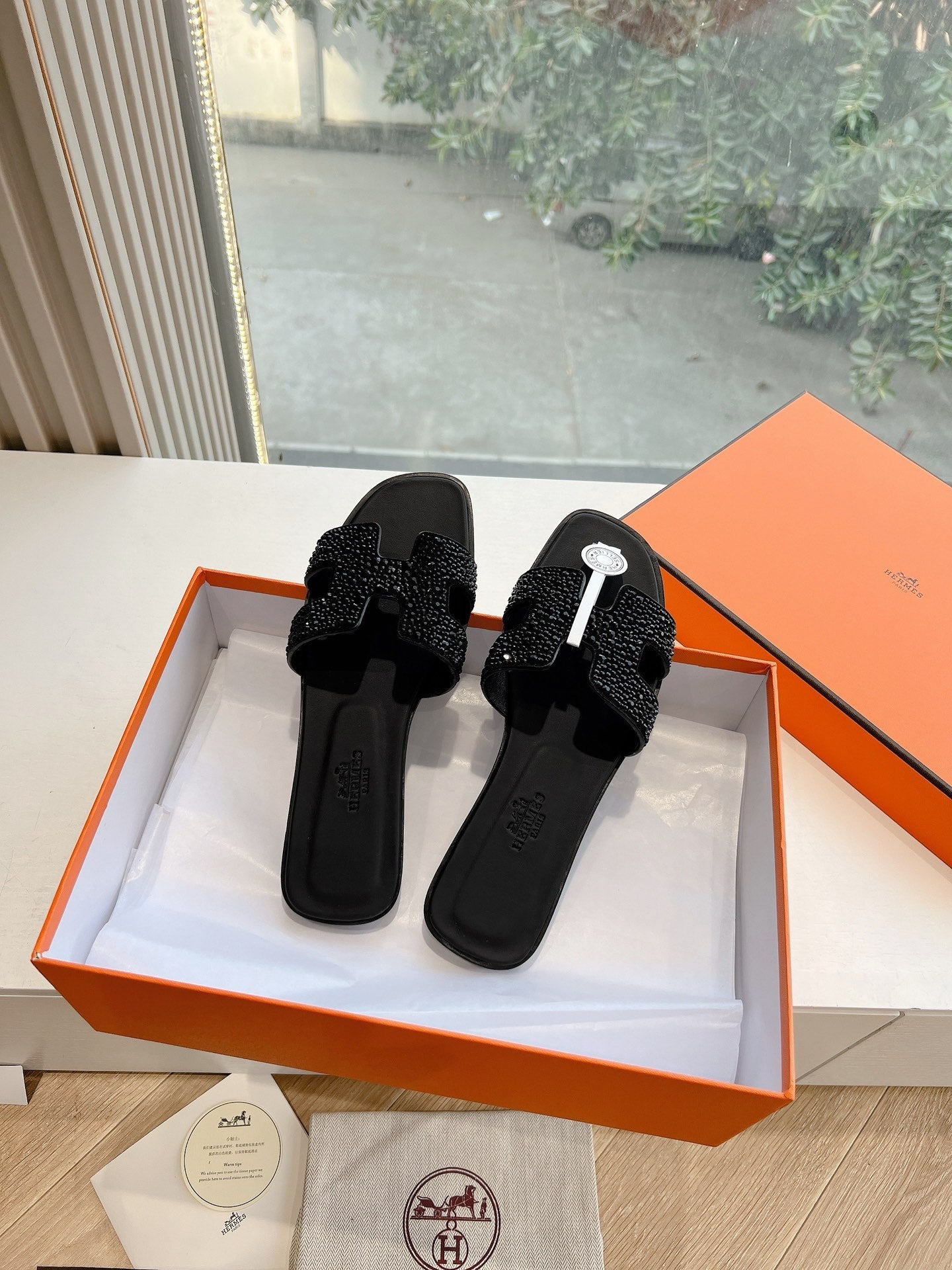 HERMES 0RAN SLIDE IN BLACK CALFSKIN WITH CRYSTALS