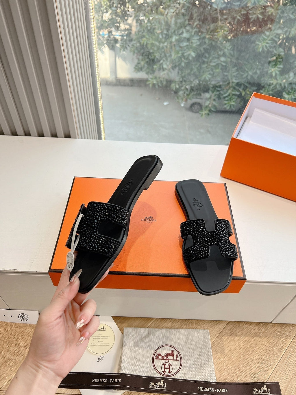 HERMES 0RAN SLIDE IN BLACK CALFSKIN WITH CRYSTALS