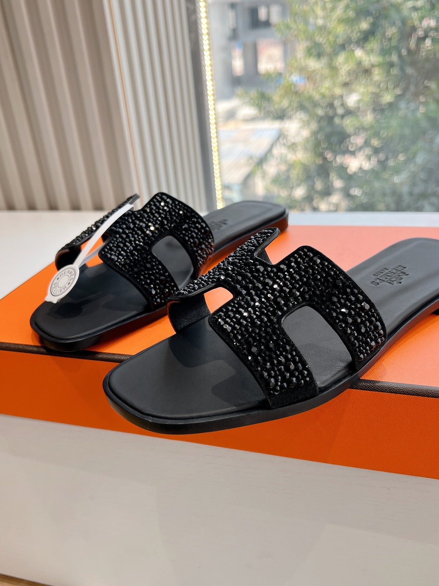 HERMES 0RAN SLIDE IN BLACK CALFSKIN WITH CRYSTALS