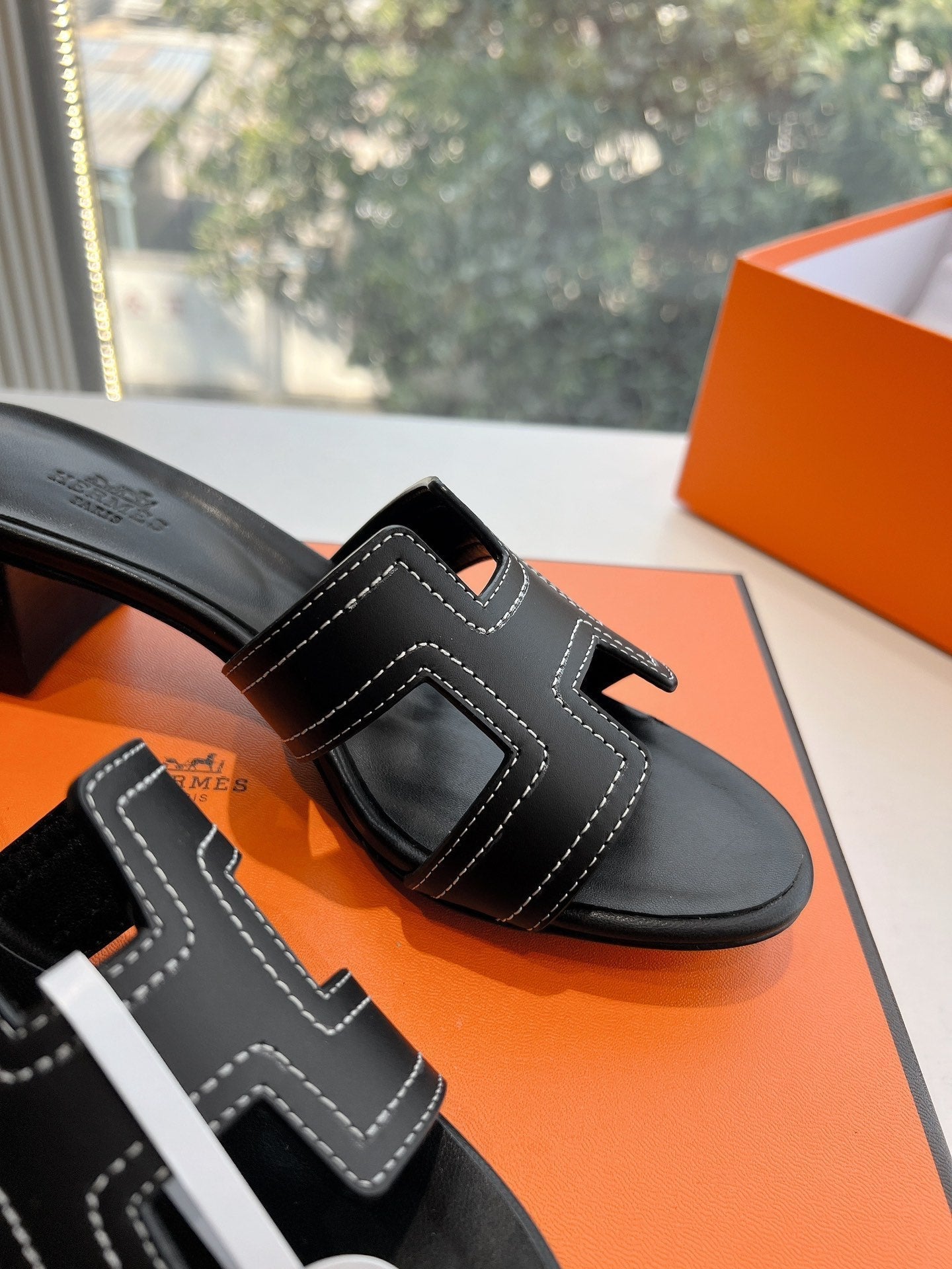 HERMES 0ASIS SANDAL IN BLACK MIX WHITE CALFSKIN