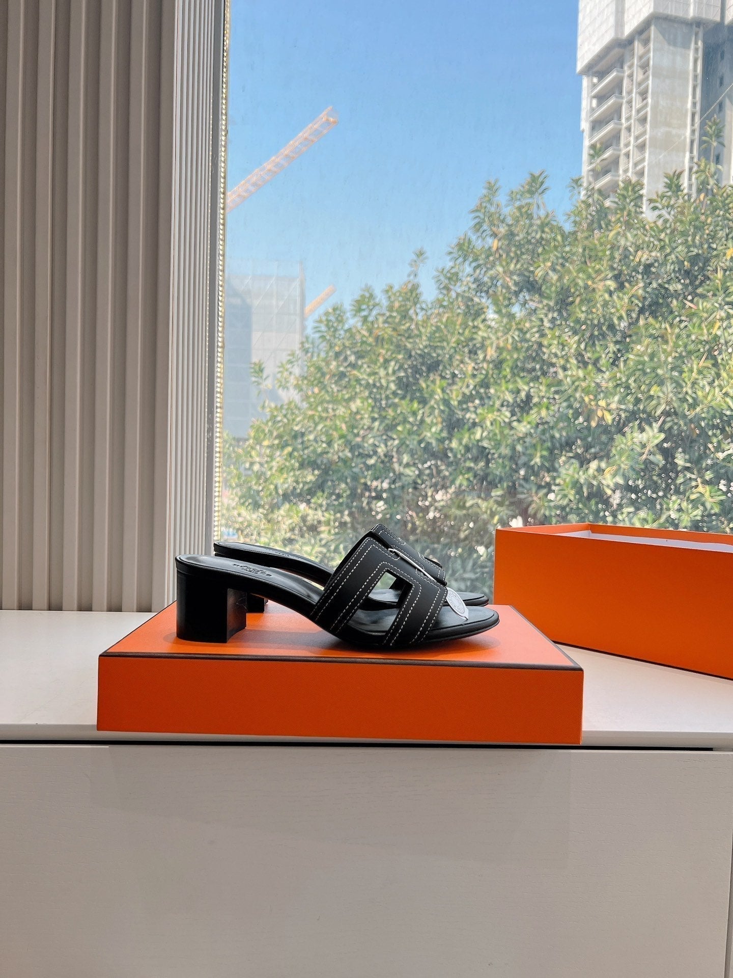 HERMES 0ASIS SANDAL IN BLACK MIX WHITE CALFSKIN