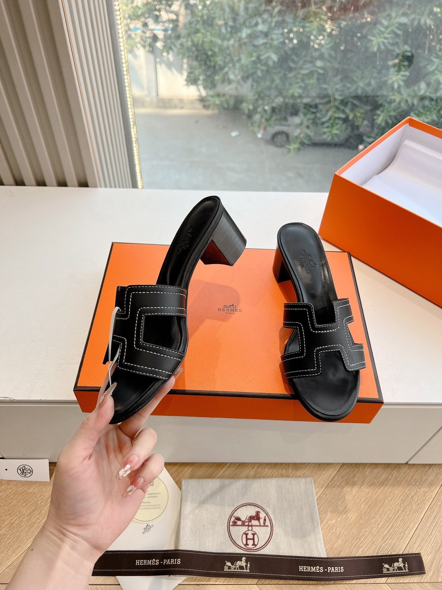 HERMES 0ASIS SANDAL IN BLACK MIX WHITE CALFSKIN